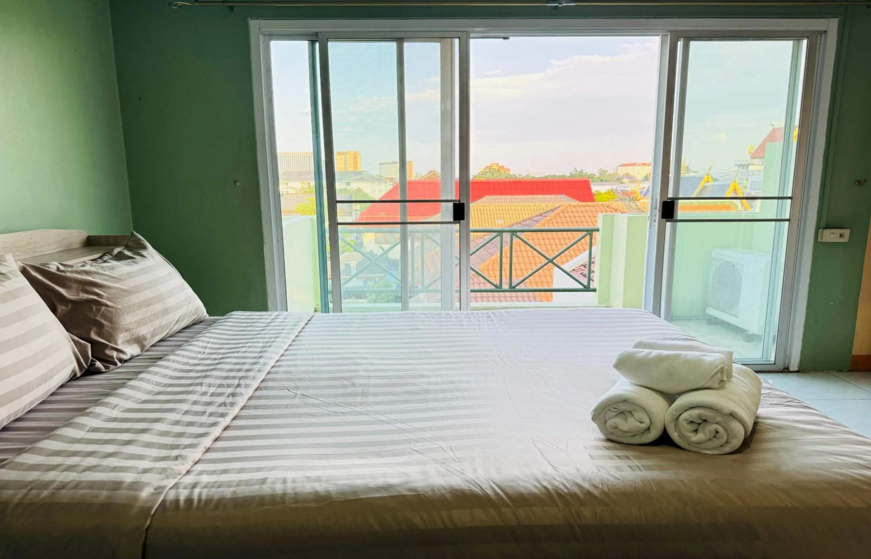 Photo of the whole room, Bed in Hotel O Bupatara Chiangmai