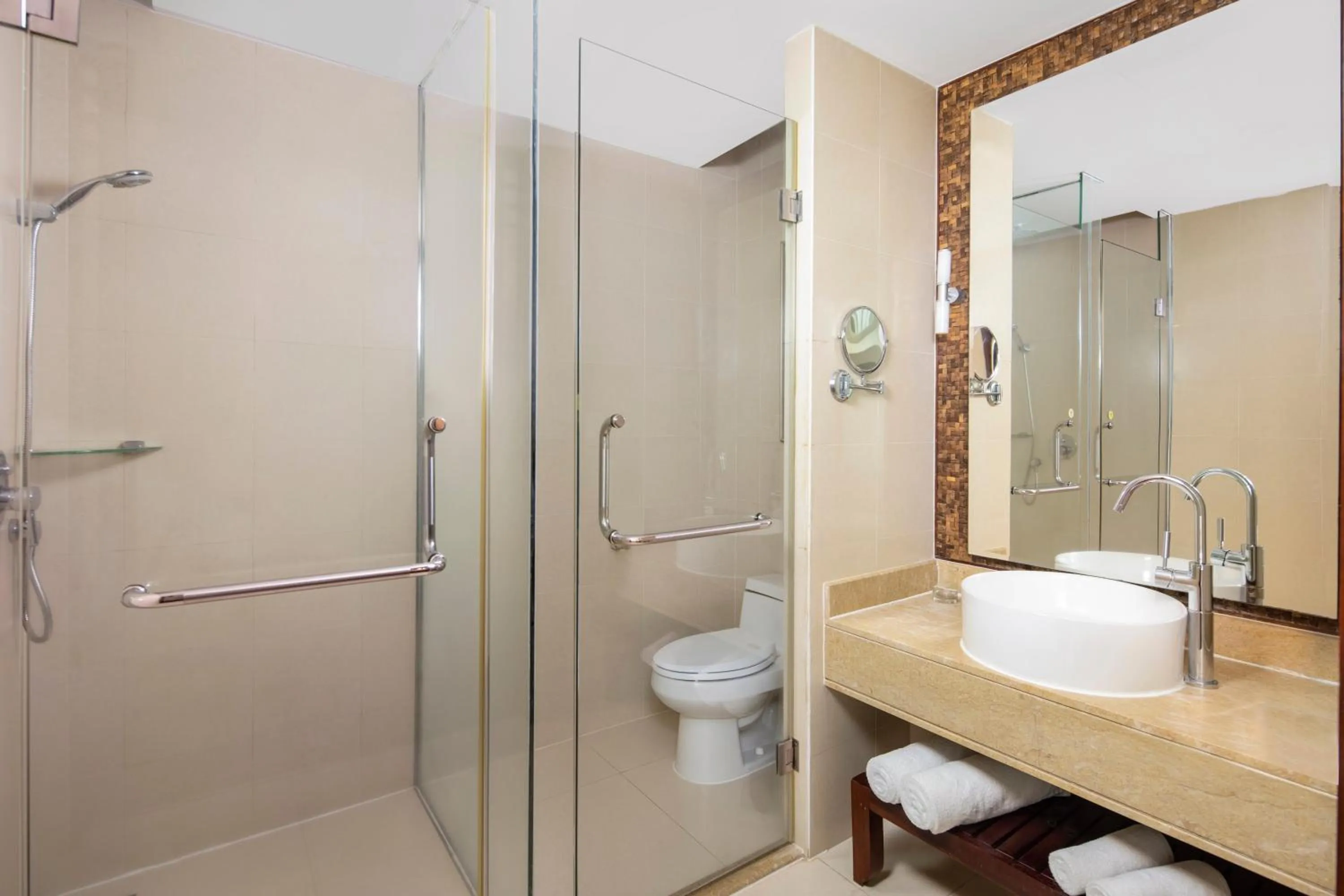 Toilet in Grand Mercure Sanya Yalong Bay
