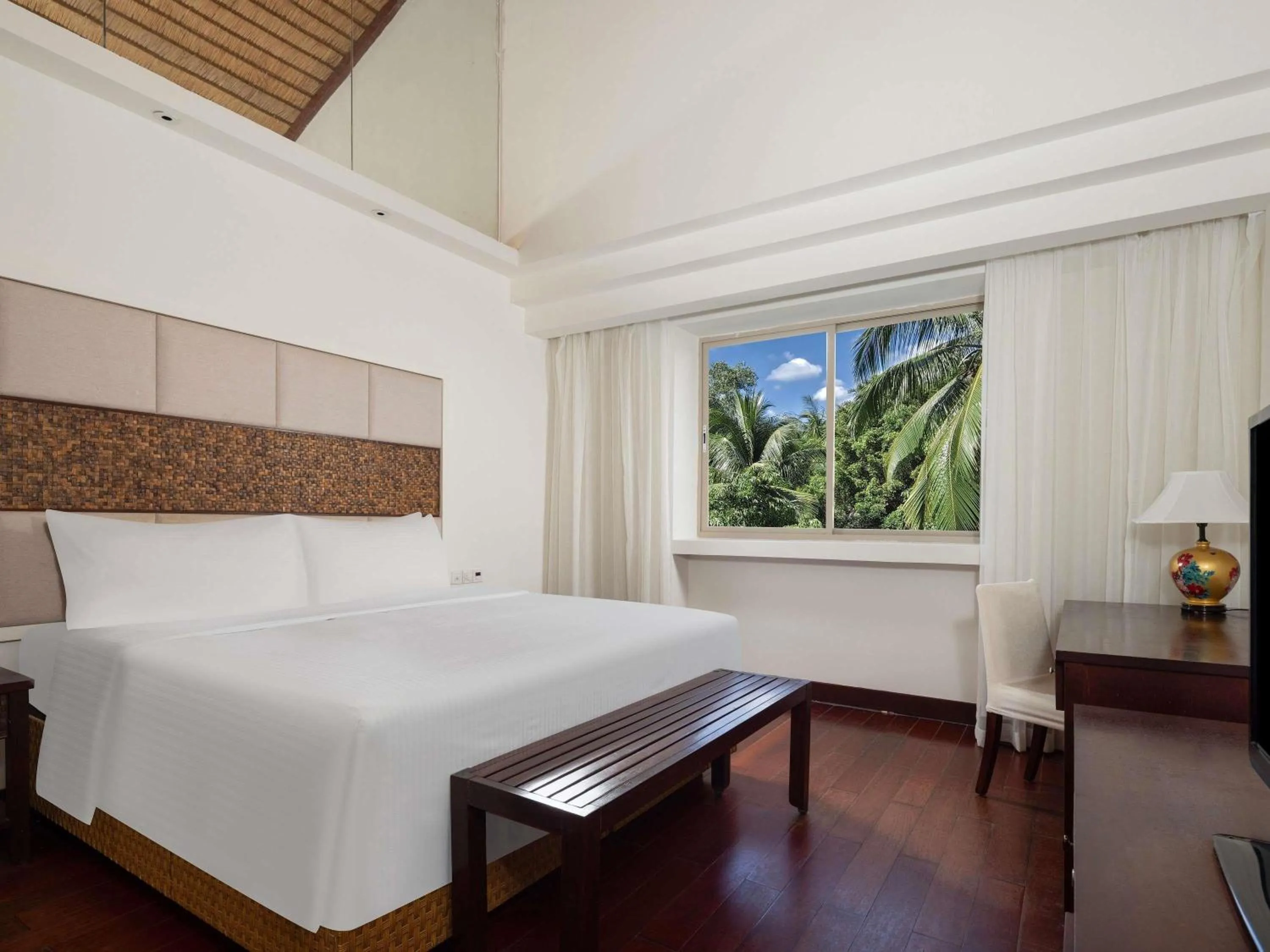 Bedroom, Bed in Grand Mercure & Spa Sanya Yalong Bay
