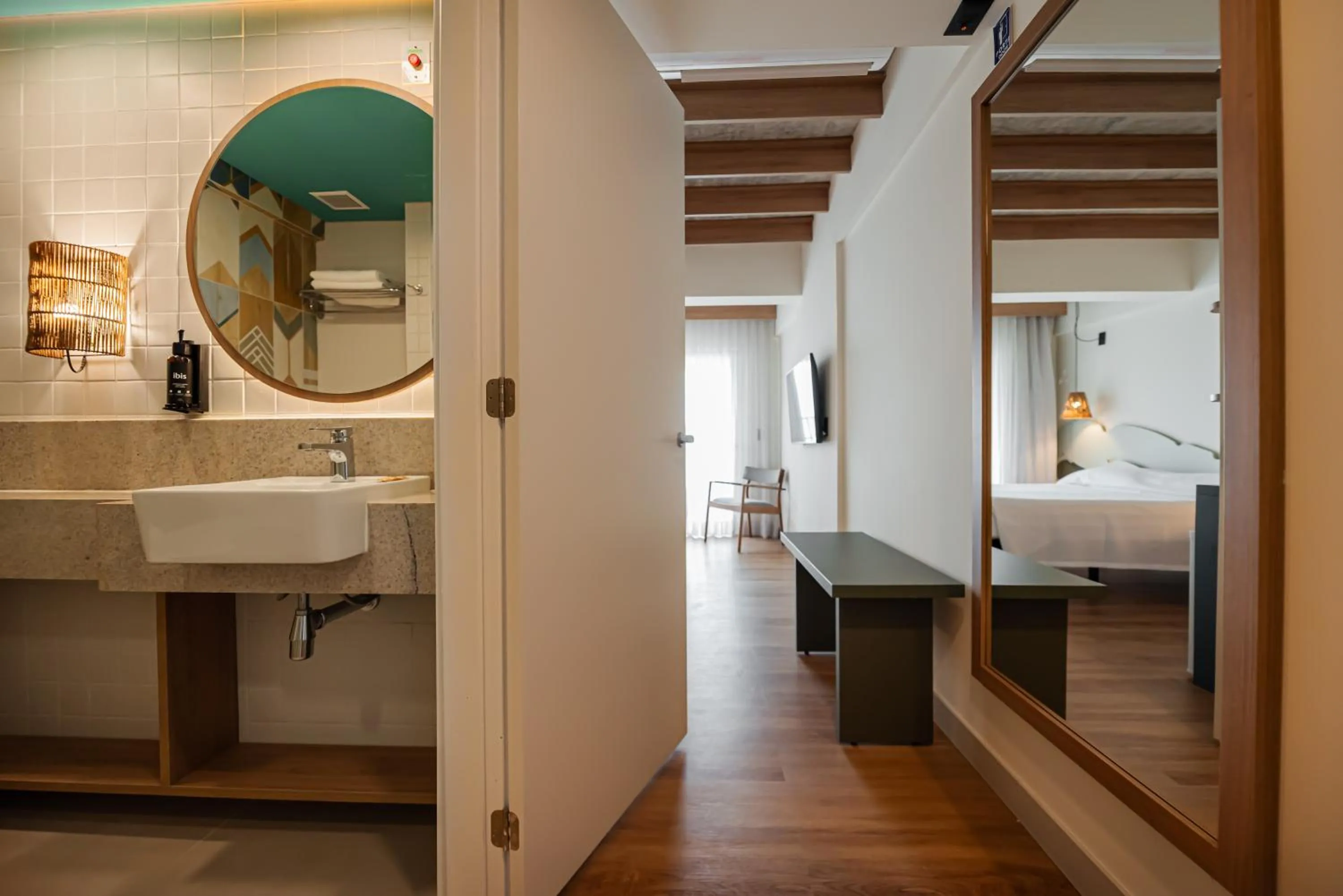 Bathroom, Bed in Ibis Styles Maragogi - O primeiro Ibis Styles pé na areia do Brasil