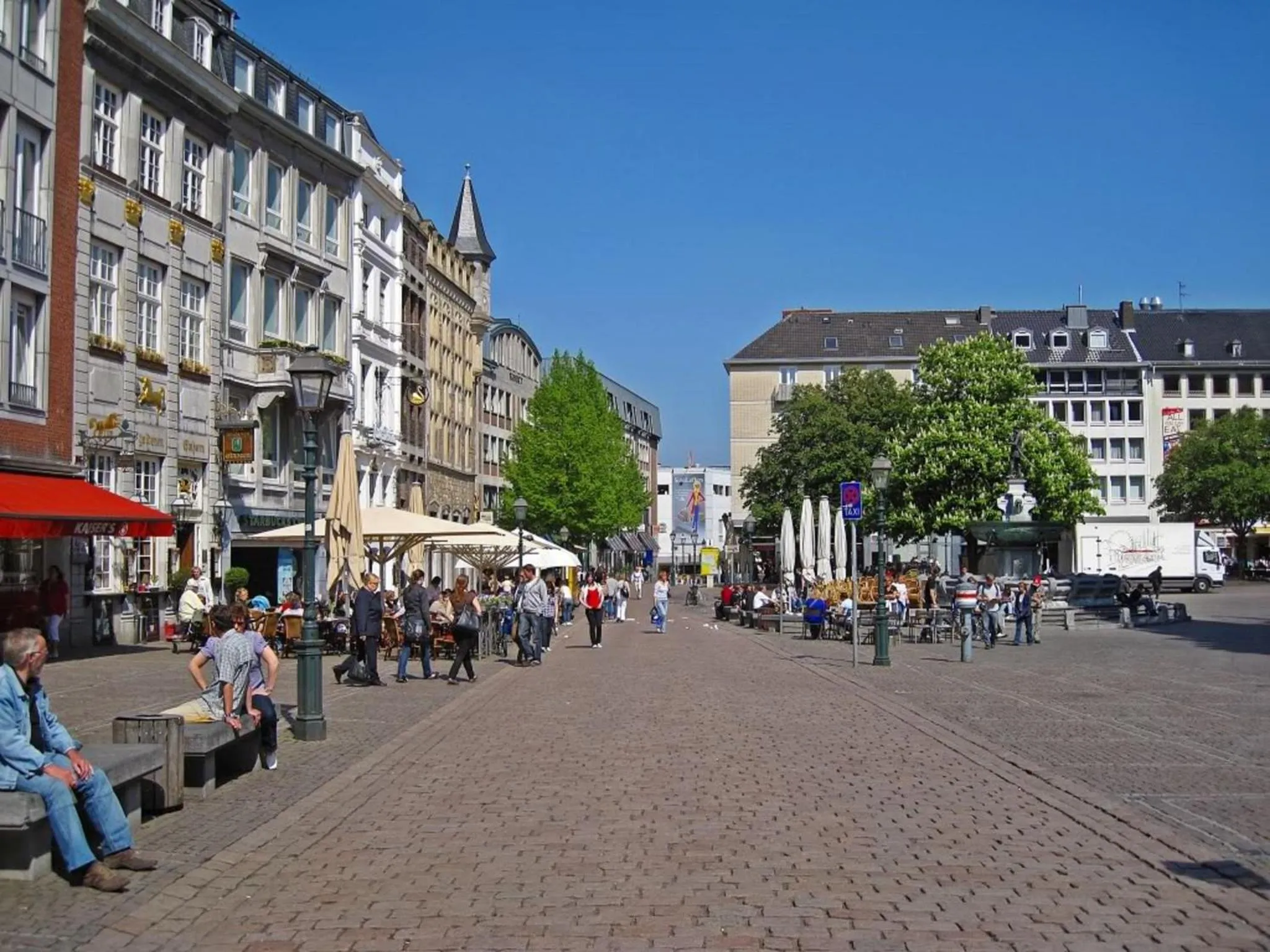 Restaurant/places to eat in Hotel Platinium