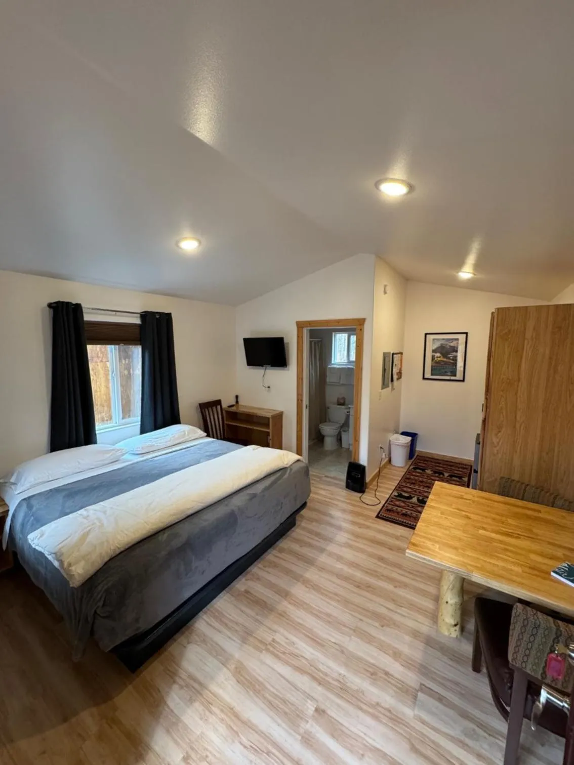 Photo of the whole room, Bed in Talkeetna Wilderness Lodge & Cabin Rentals