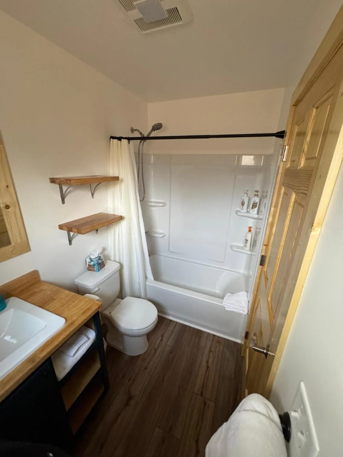 Bathroom, Bed in Talkeetna Wilderness Lodge & Cabin Rentals
