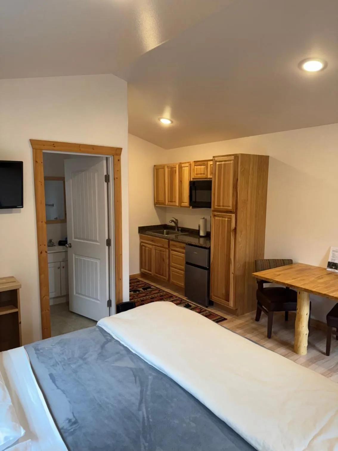 Kitchen or kitchenette, Bed in Talkeetna Wilderness Lodge & Cabin Rentals