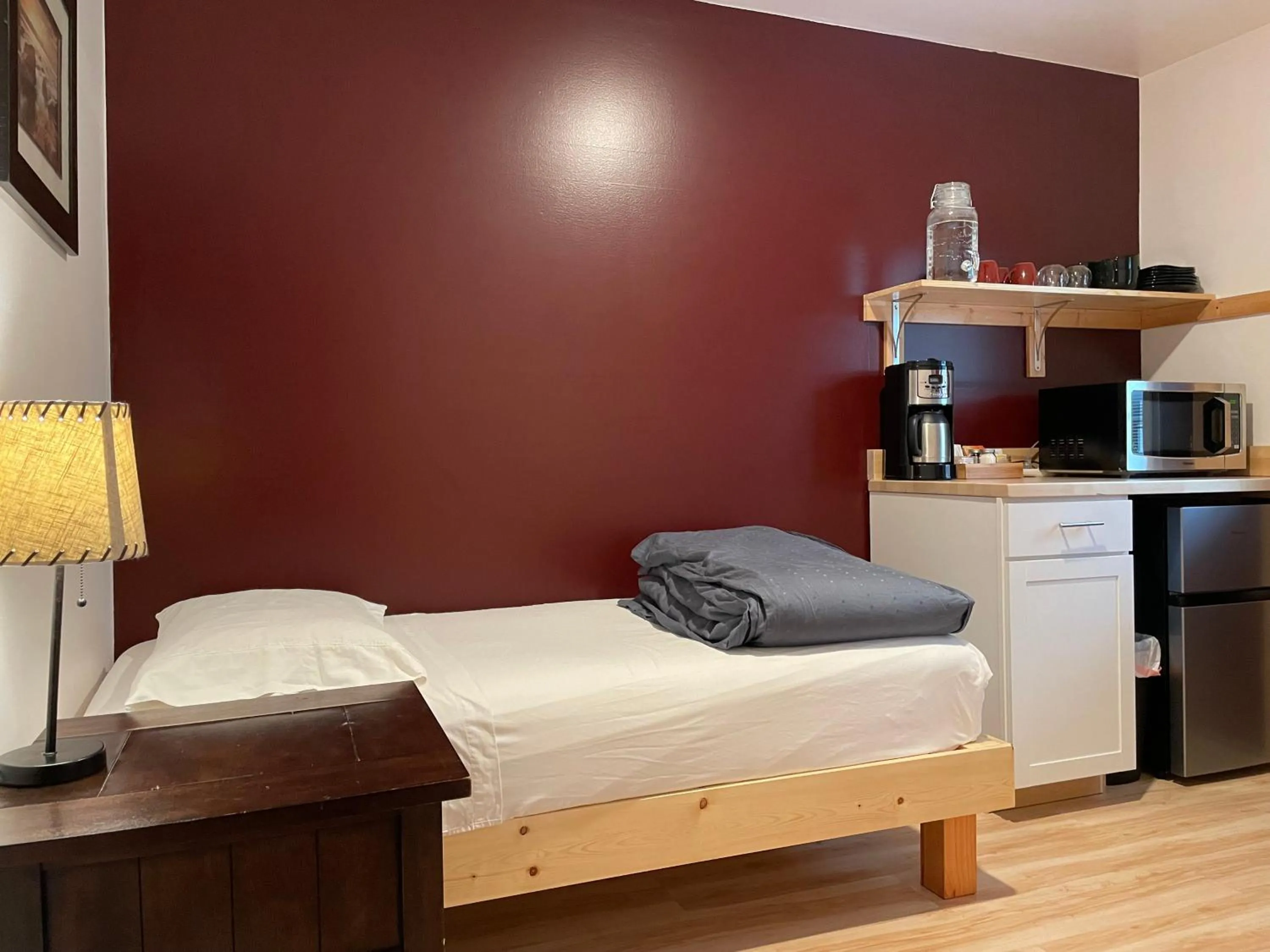 Kitchen or kitchenette, Bed in Talkeetna Wilderness Lodge & Cabin Rentals