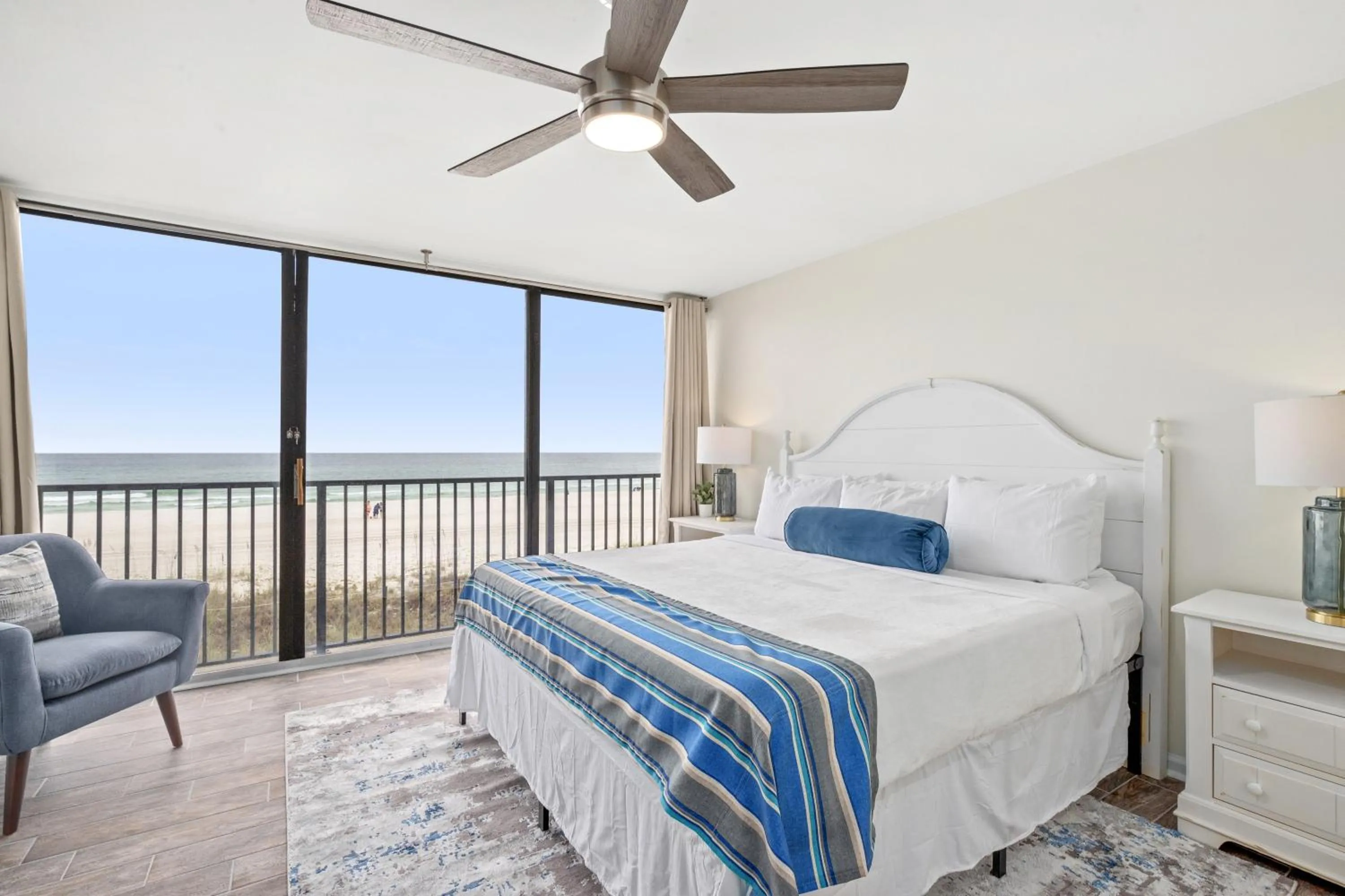 Bed in Sandpiper Beacon Beach Resort