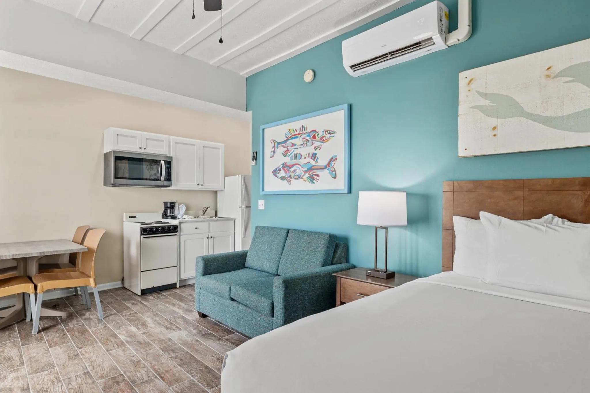 Bed in Sandpiper Beacon Beach Resort