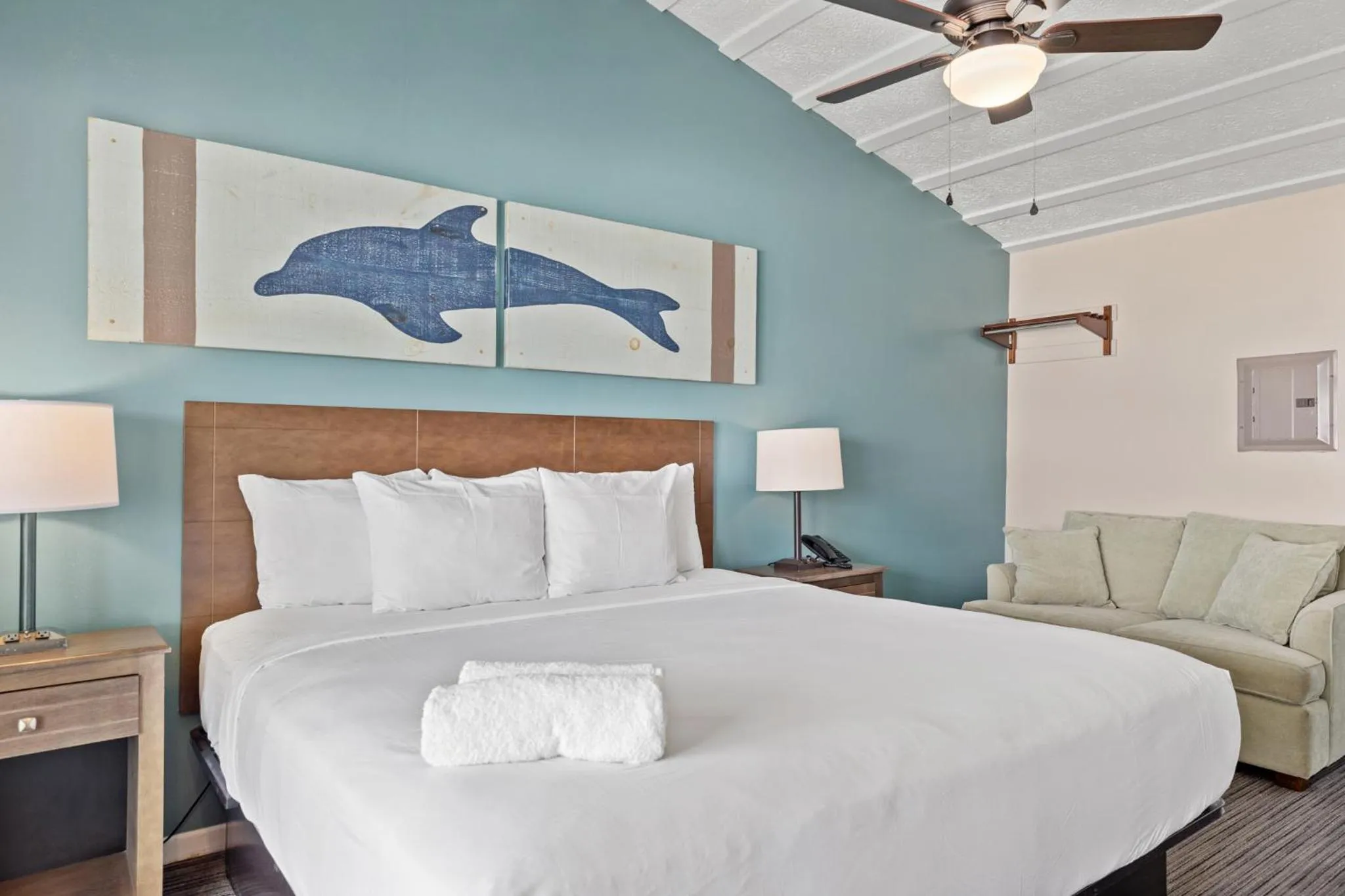 Bed in Sandpiper Beacon Beach Resort