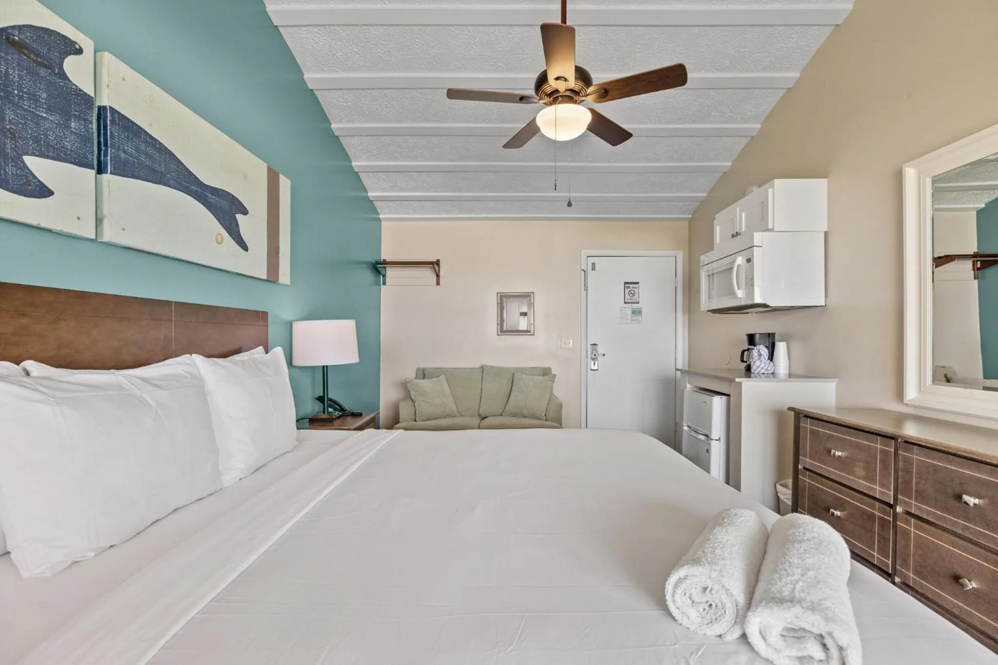 Bed in Sandpiper Beacon Beach Resort