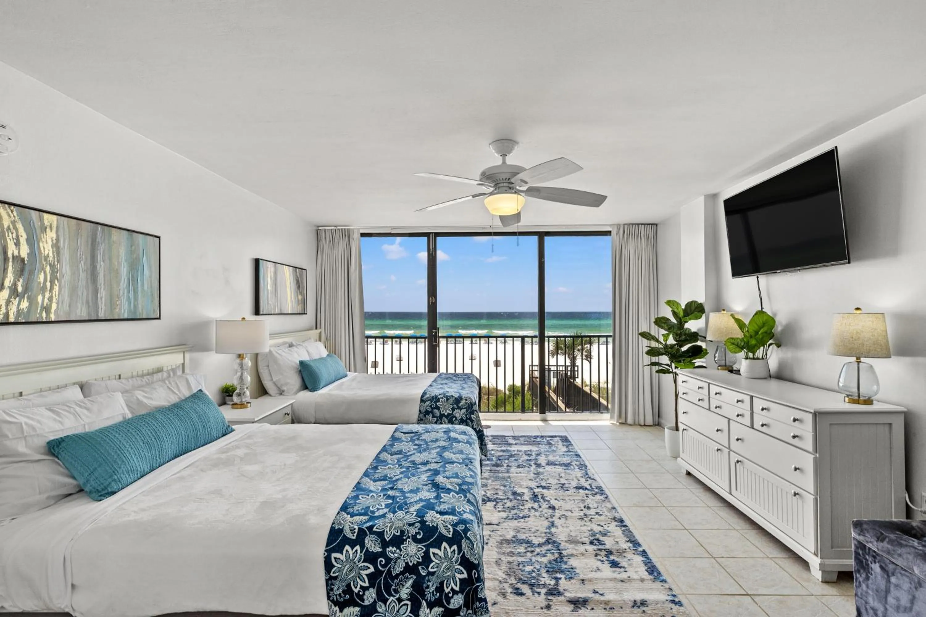 Bed in Sandpiper Beacon Beach Resort