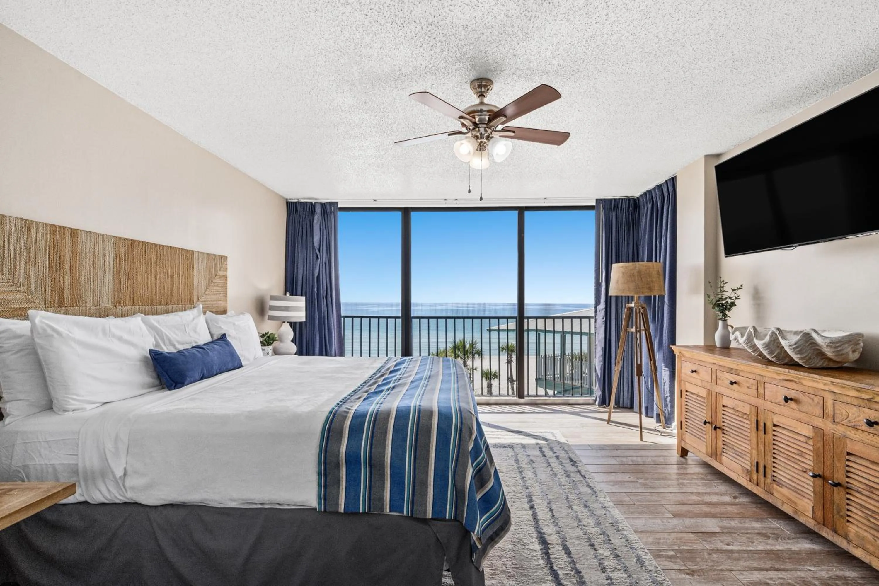 Bed in Sandpiper Beacon Beach Resort