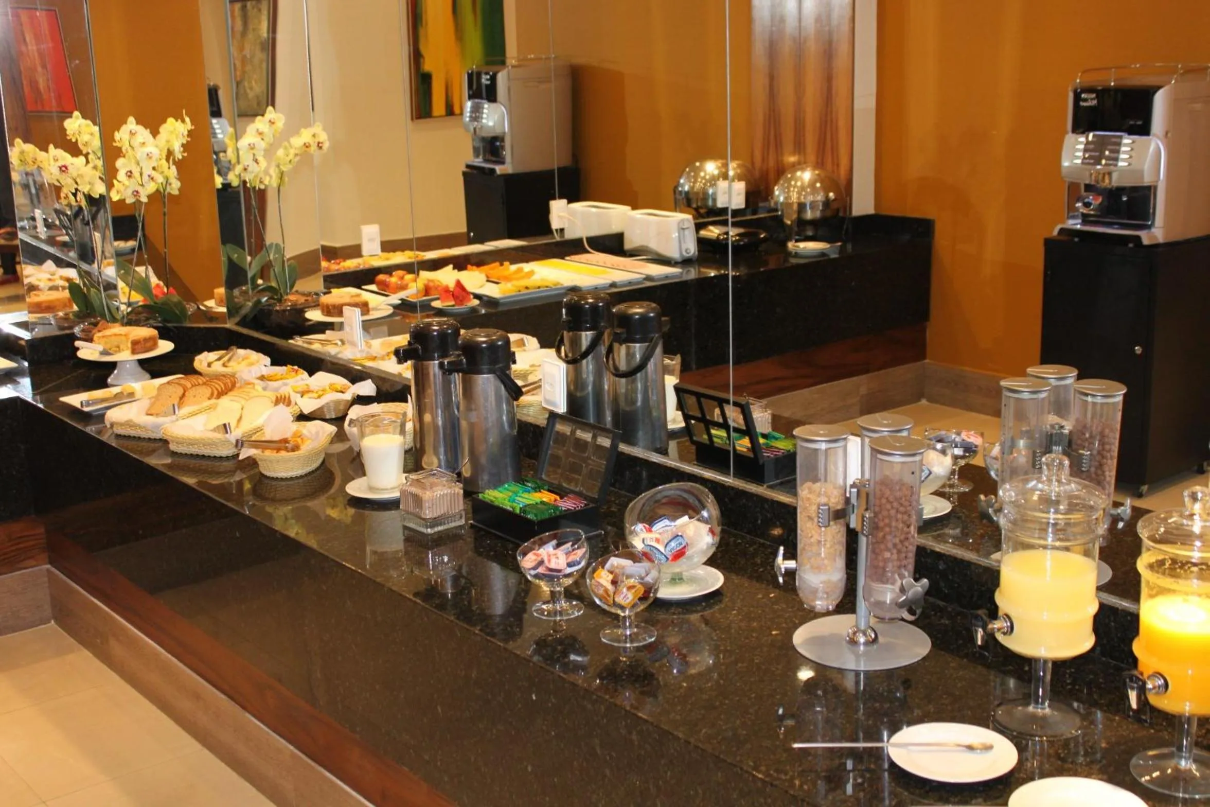 Restaurant/places to eat in DOM Barra Hotel