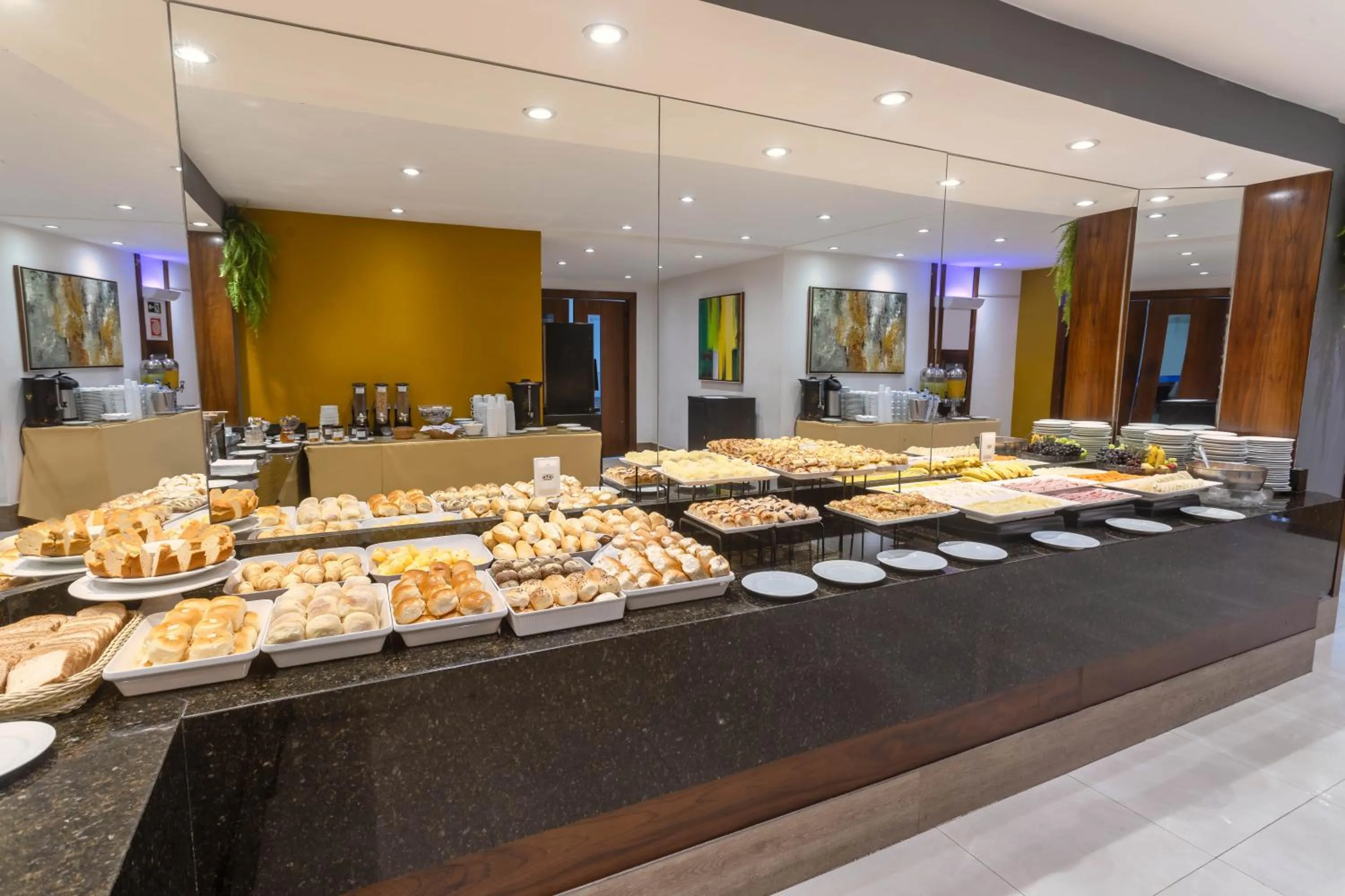 Restaurant/places to eat in DOM Barra Hotel