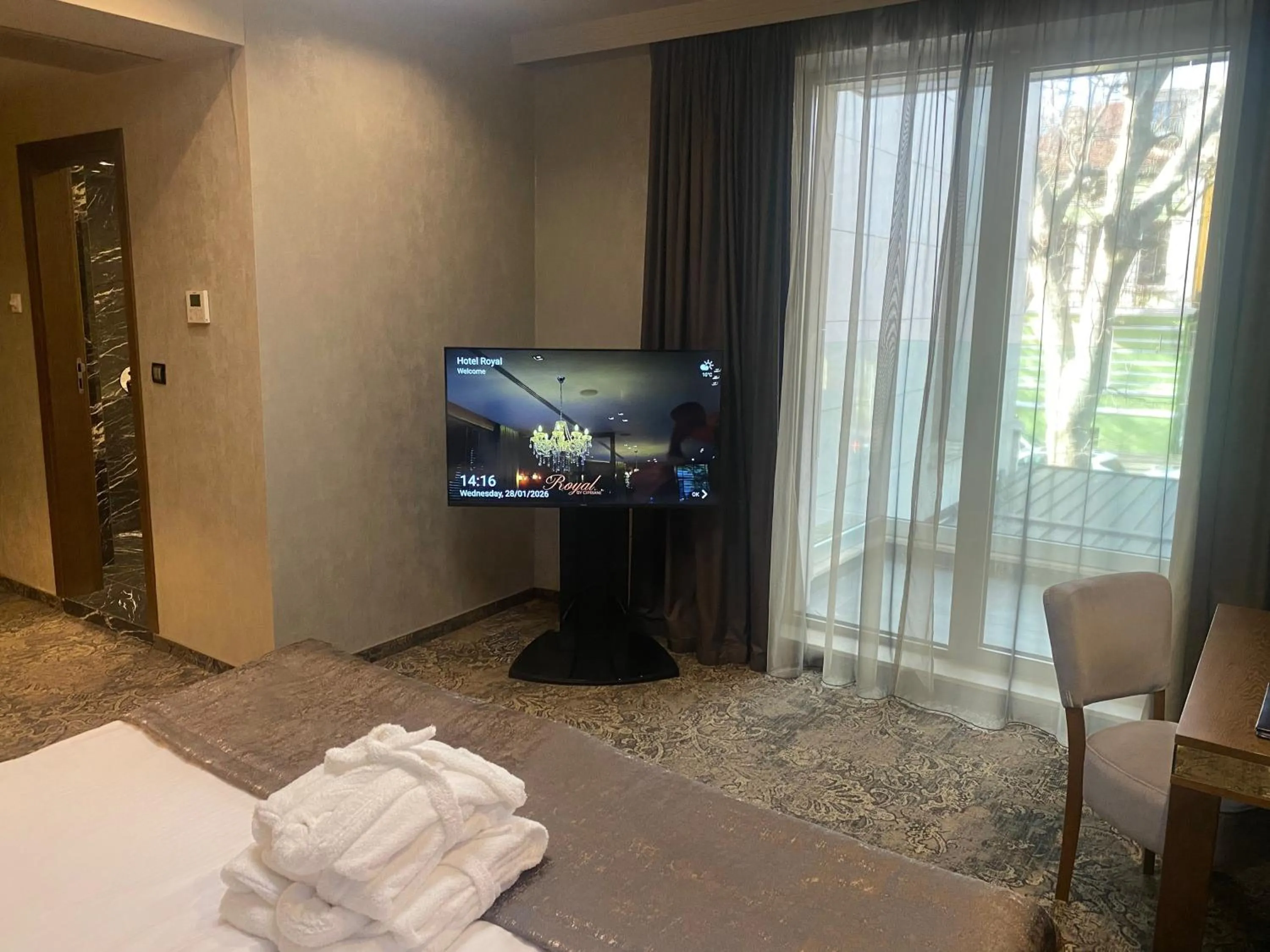 TV and multimedia, Bed in Hotel Royal Plovdiv