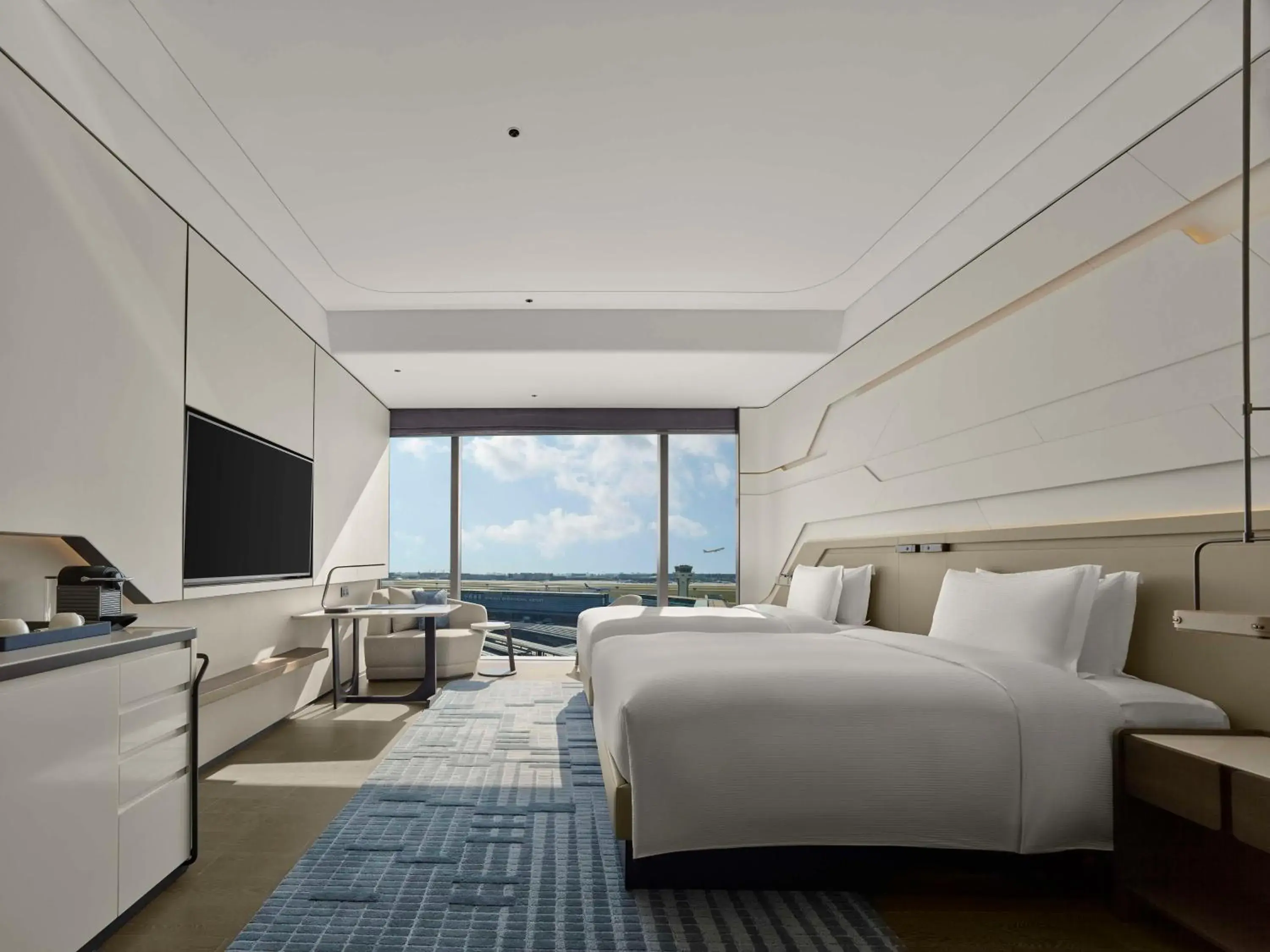 Deluxe Twin Room - Airport View in Hilton Shanghai Hongqiao International Airport Deluxe Twin Room - Airport View in Hilton Shanghai Hongqiao International Airport