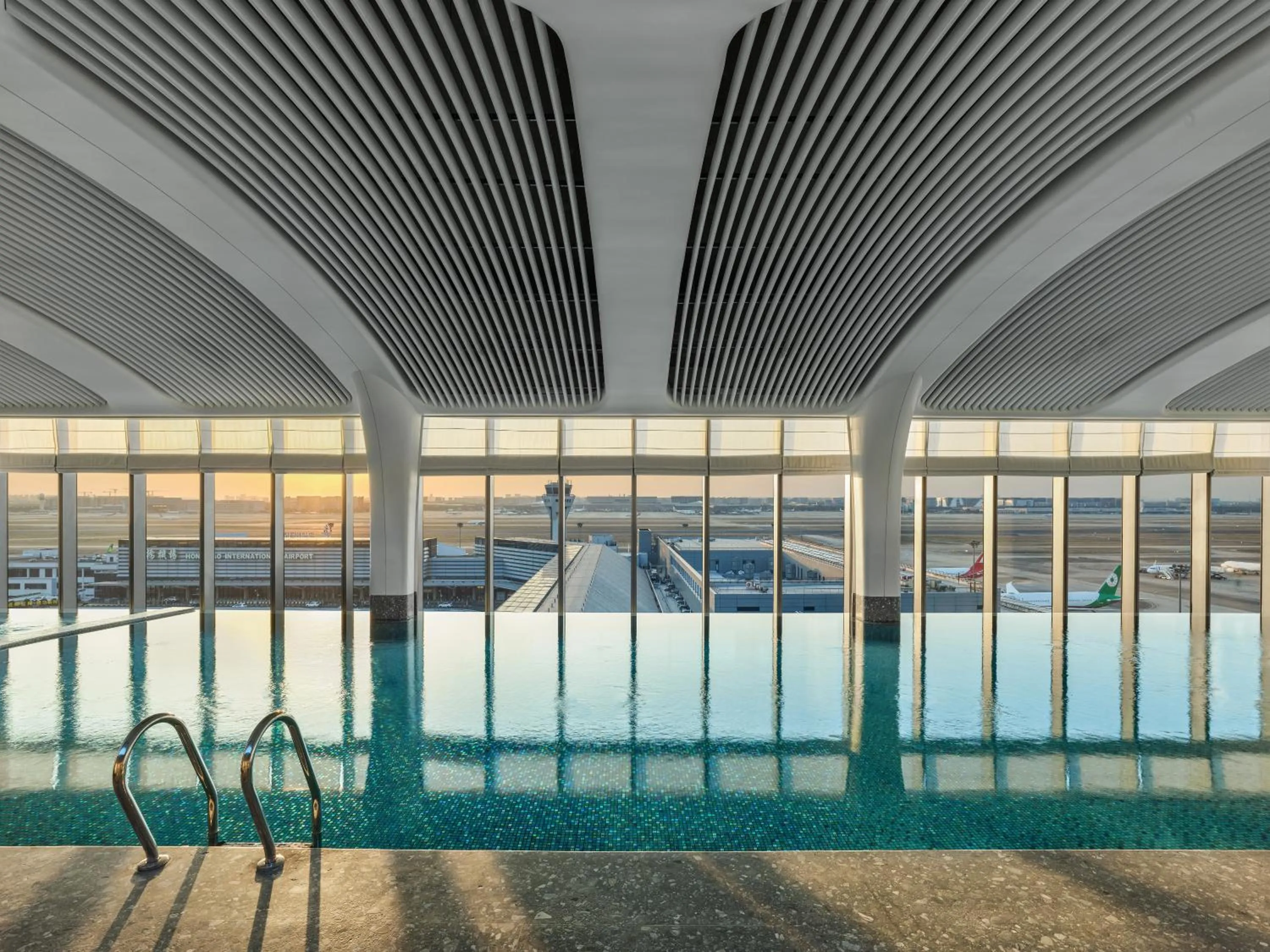 Swimming pool in Hilton Shanghai Hongqiao International Airport