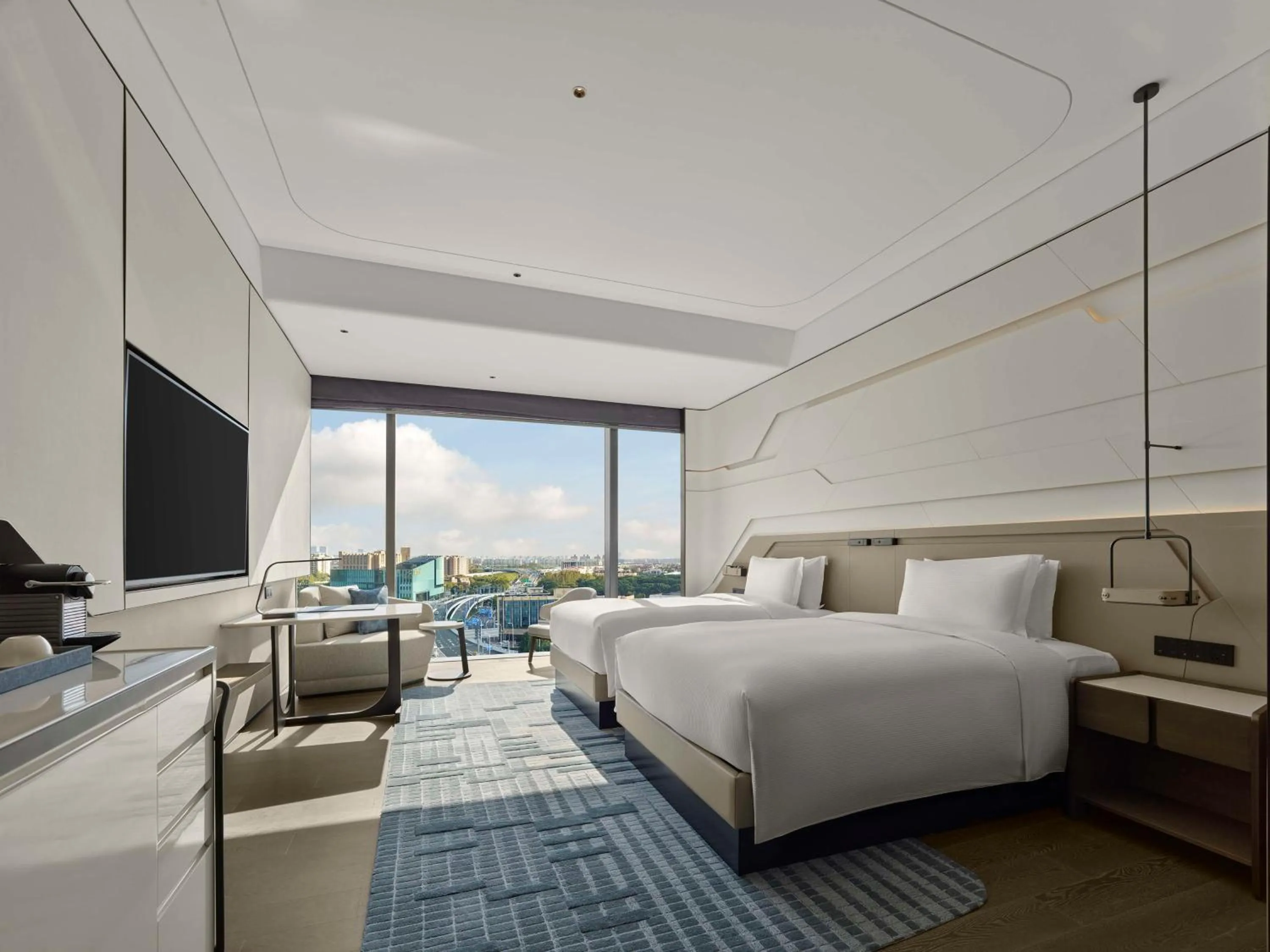 Bed in Hilton Shanghai Hongqiao International Airport