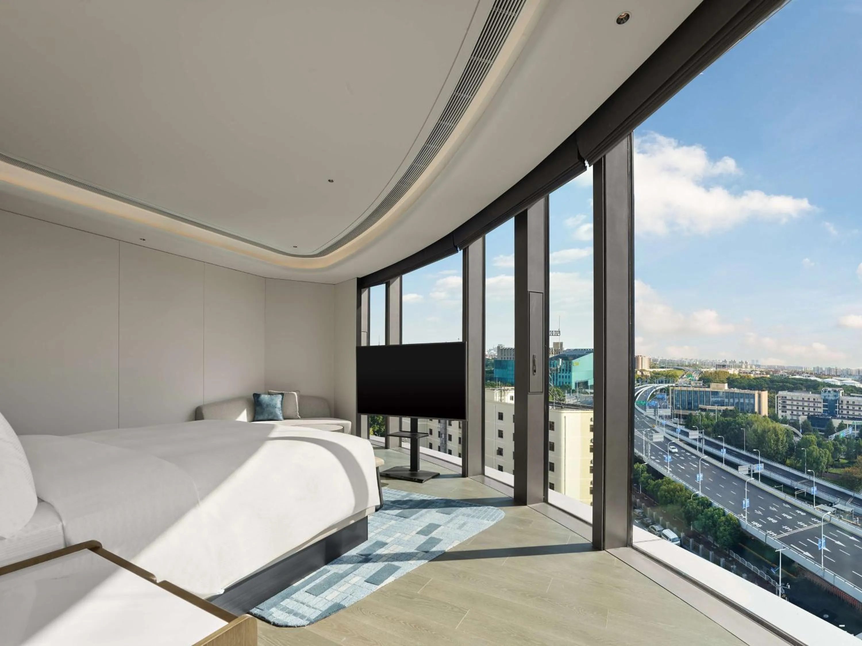 Bed in Hilton Shanghai Hongqiao International Airport