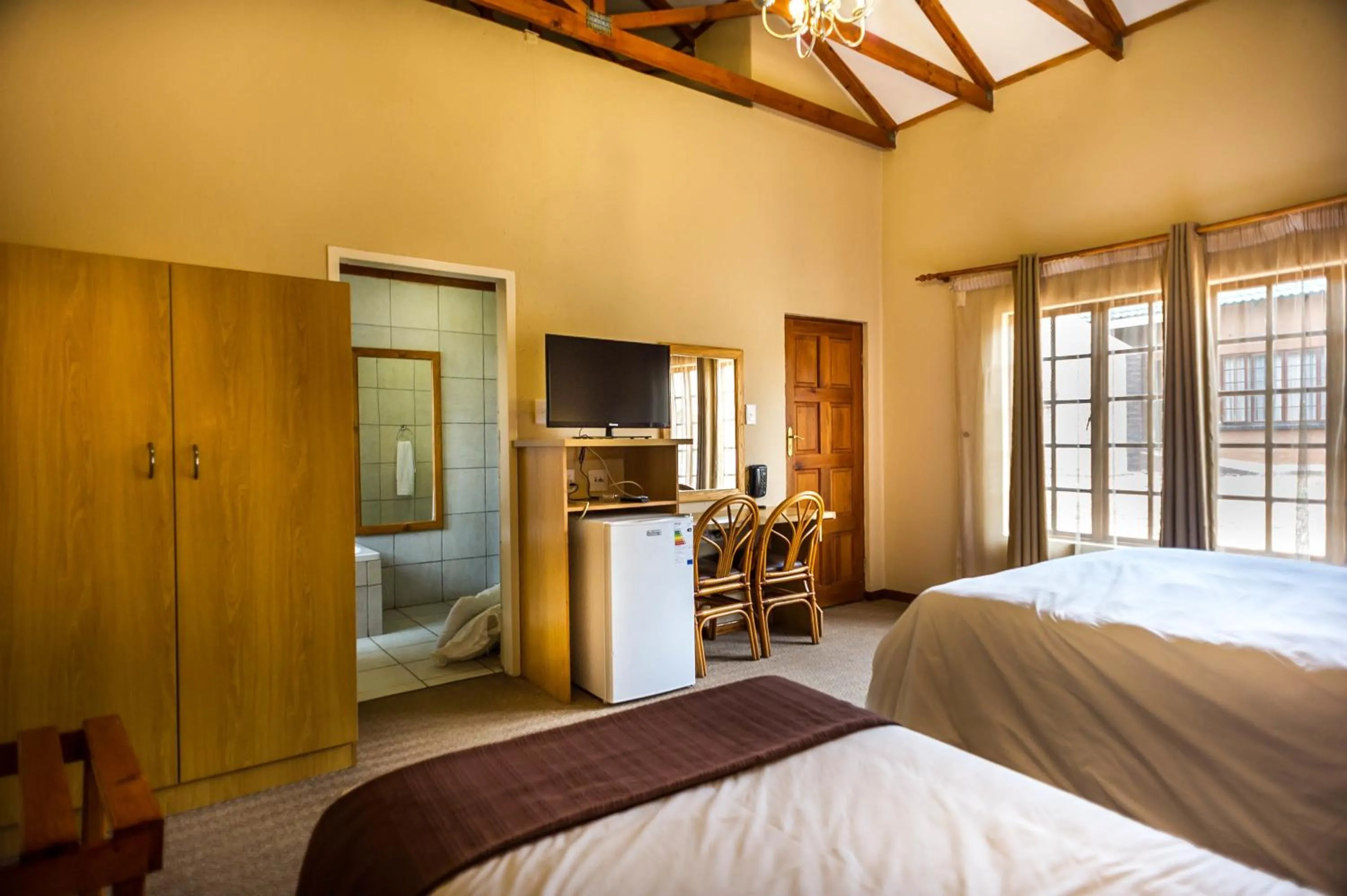 Shower, Bed in Bolivia Lodge