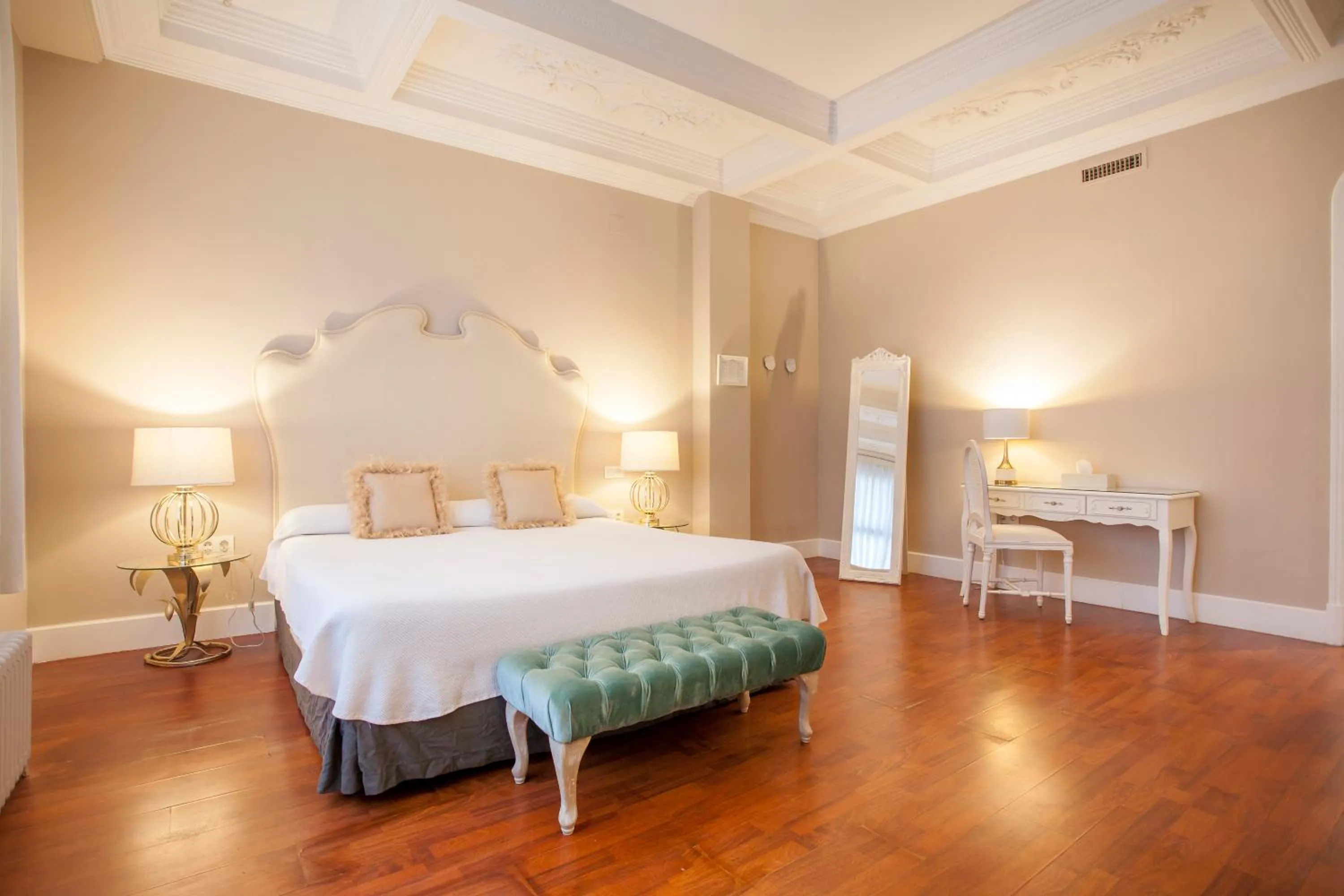 Toilet, Bed in Hi Valencia Boutique