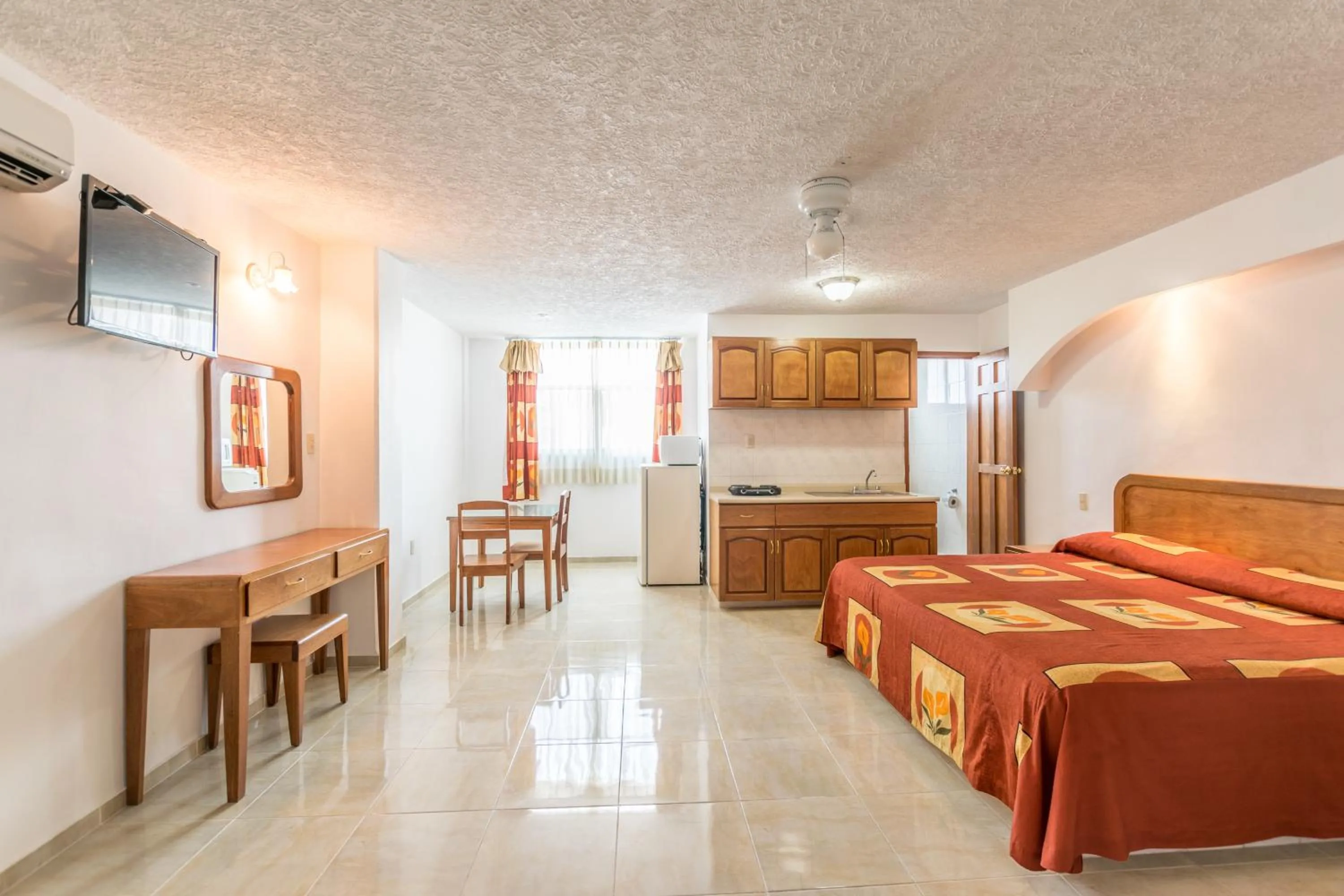 Photo of the whole room, Bed in Suites Poliforum Inn