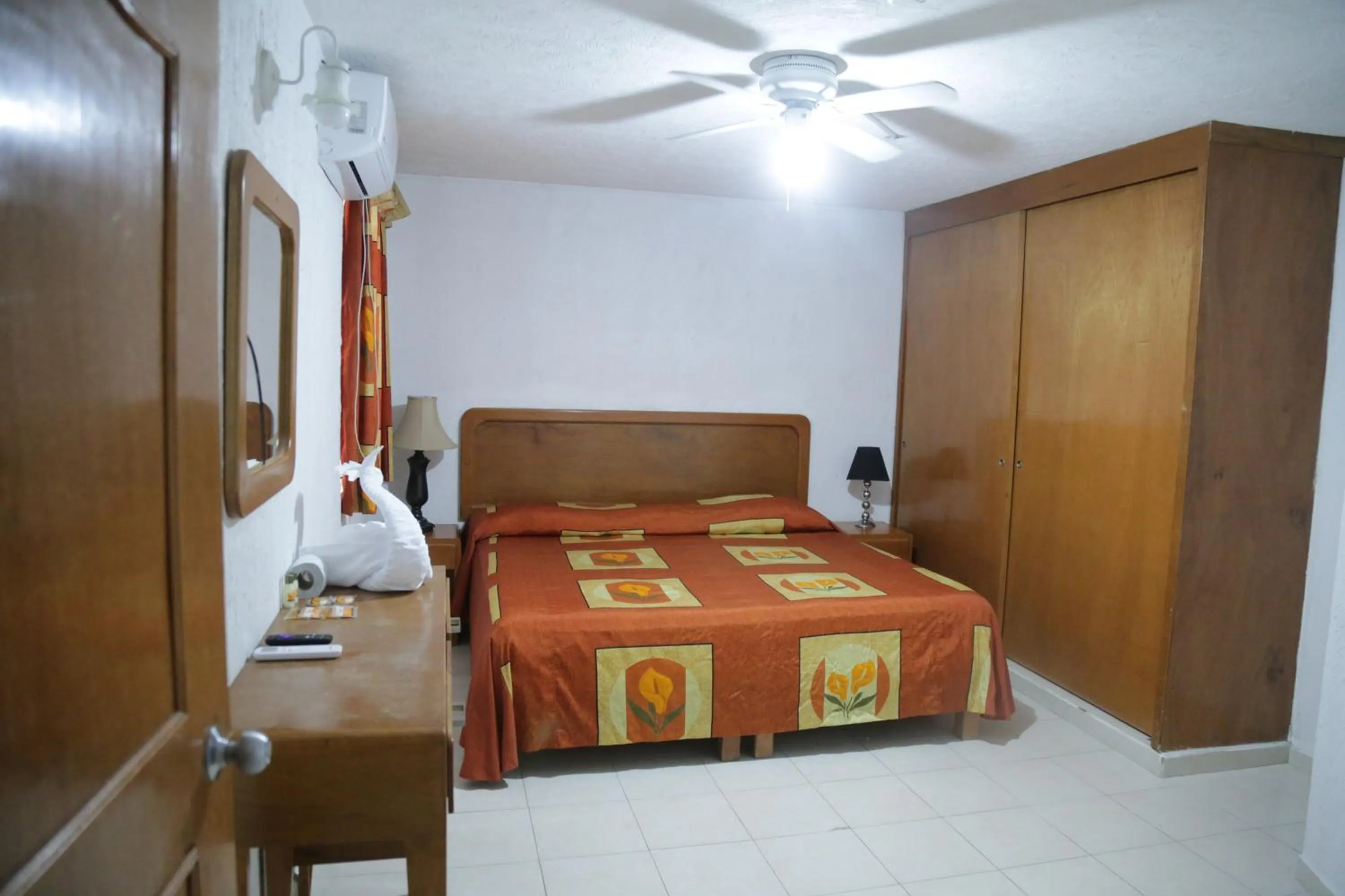 Bed in Suites Poliforum Inn