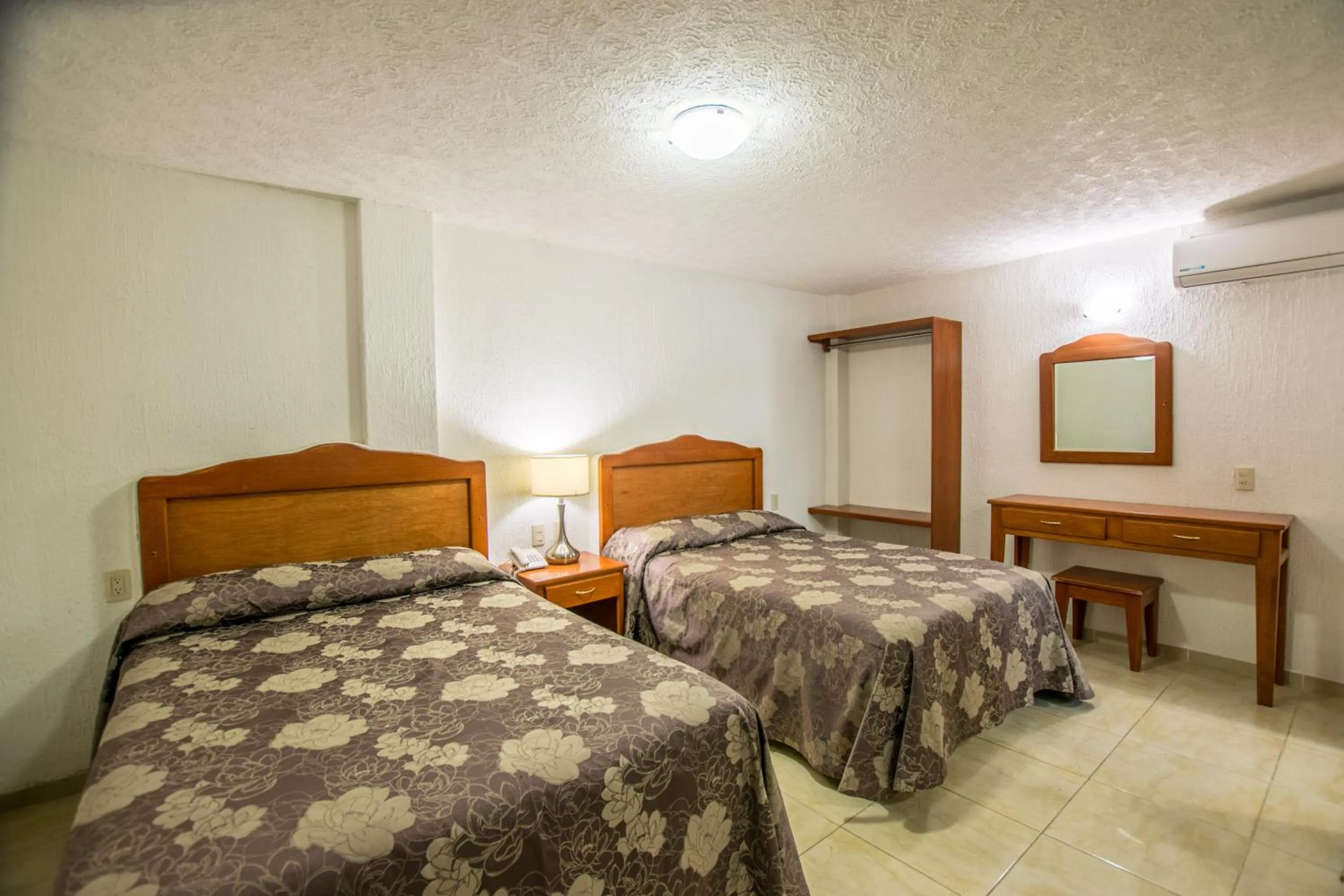 Bed in Suites Poliforum Inn