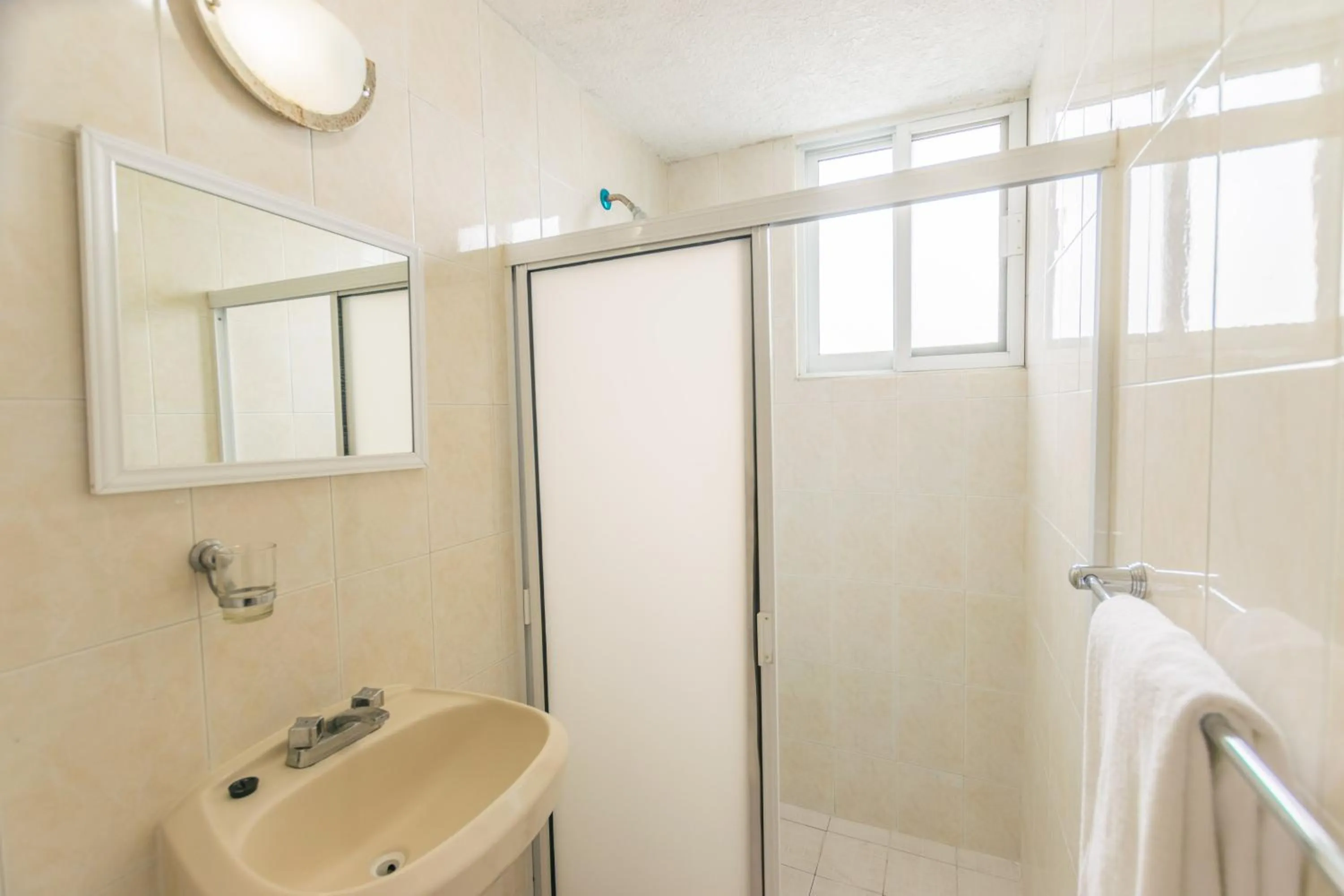 Shower in Suites Poliforum Inn