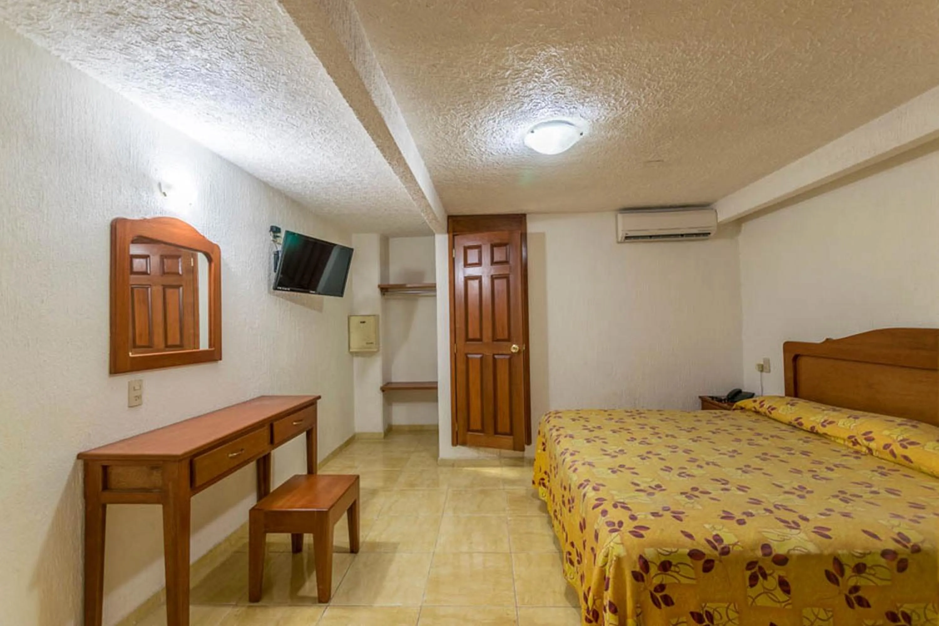 Photo of the whole room, Bed in Suites Poliforum Inn