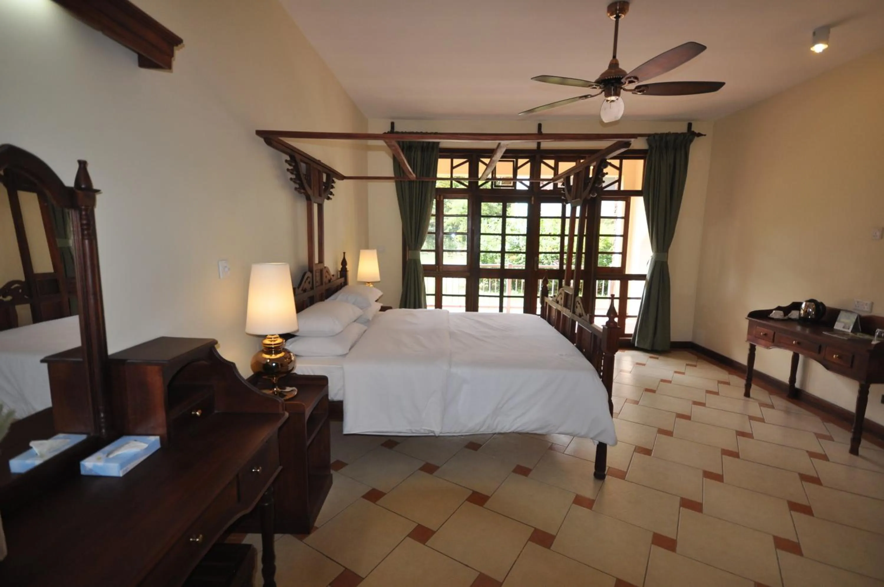 Bedroom, Bed in Hunters Lodge