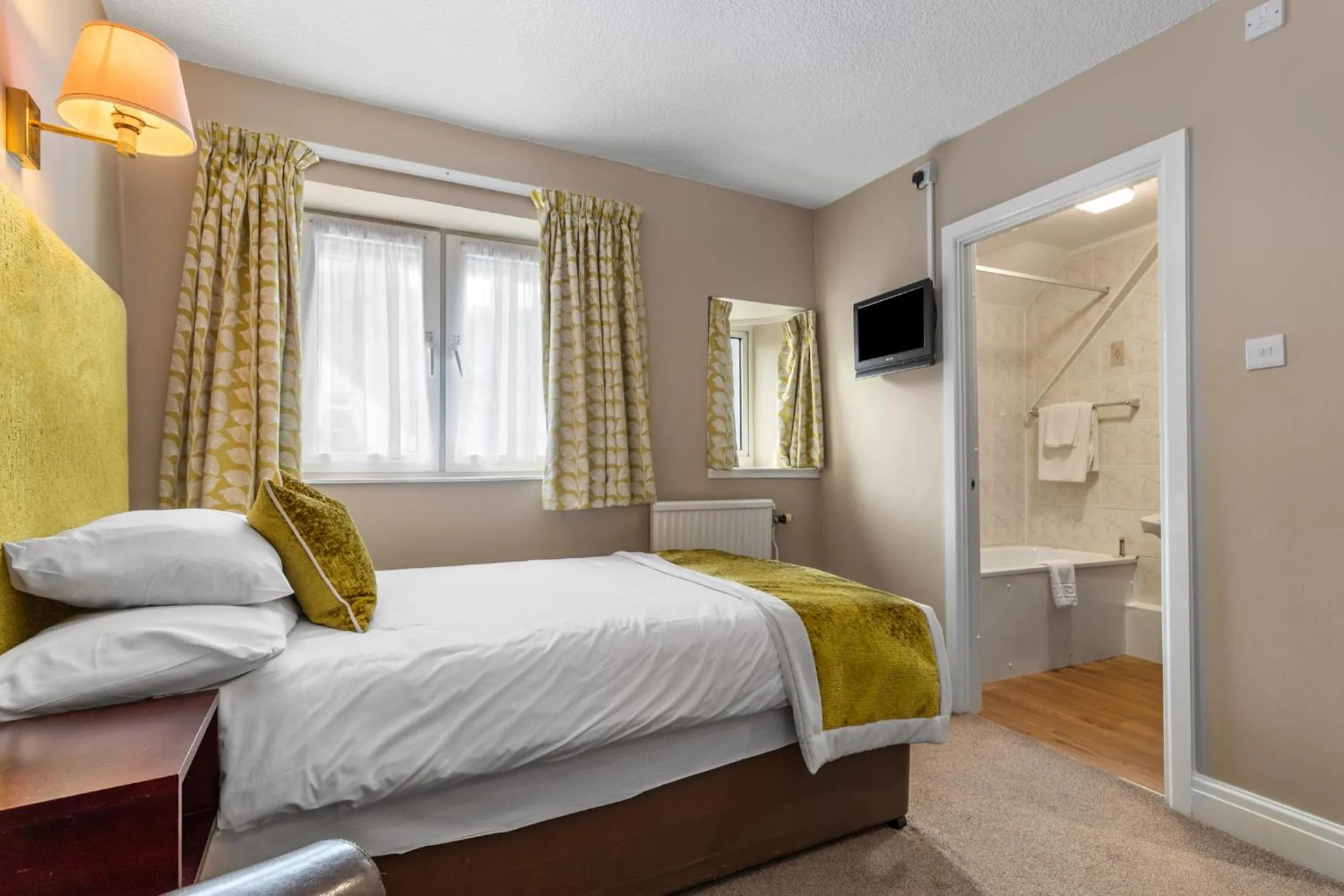 Photo of the whole room, Bed in Mariners Hotel