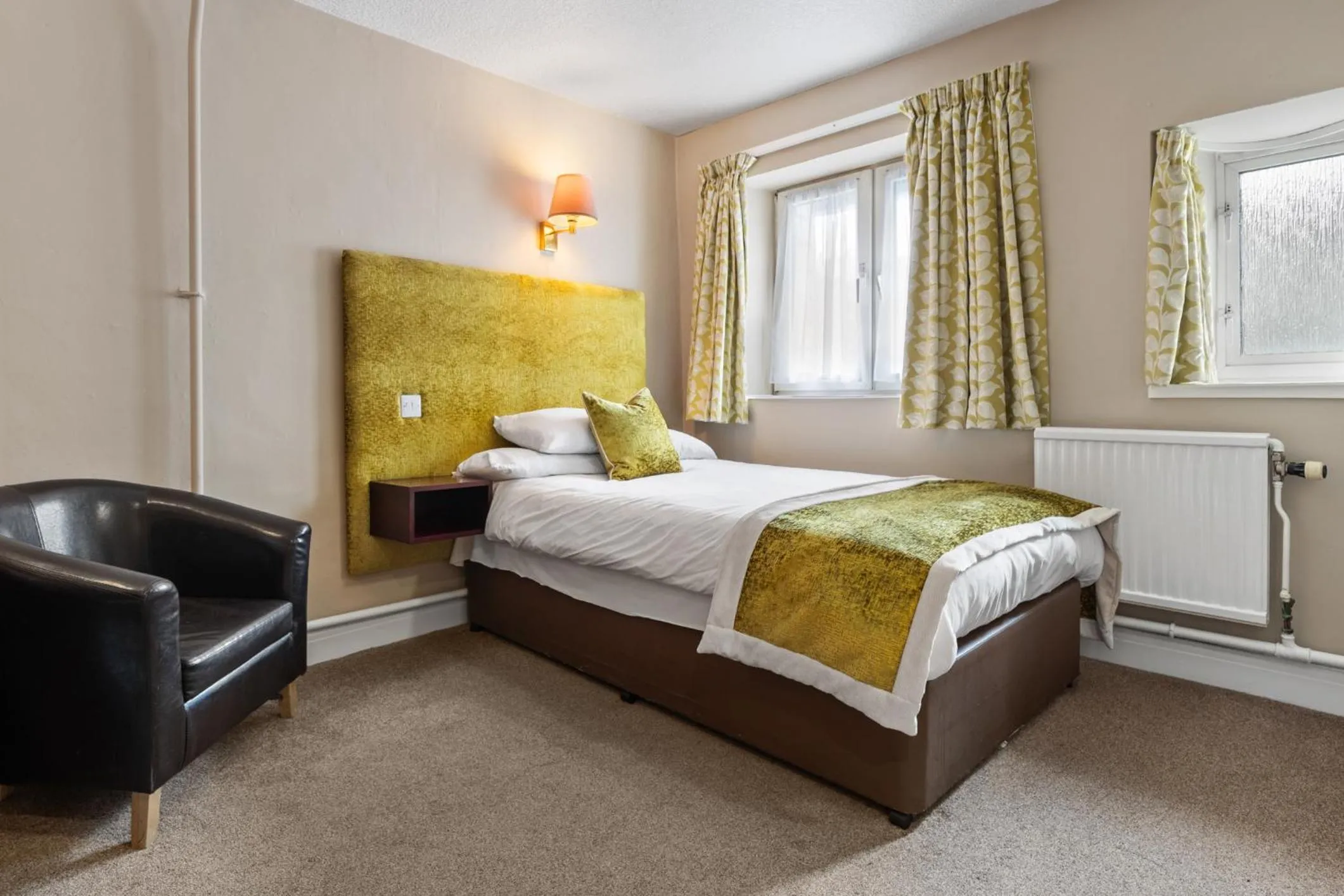 Photo of the whole room, Bed in Mariners Hotel