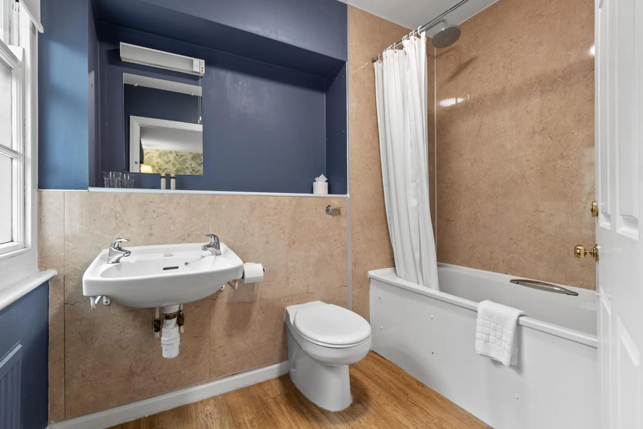 Bathroom in Mariners Hotel