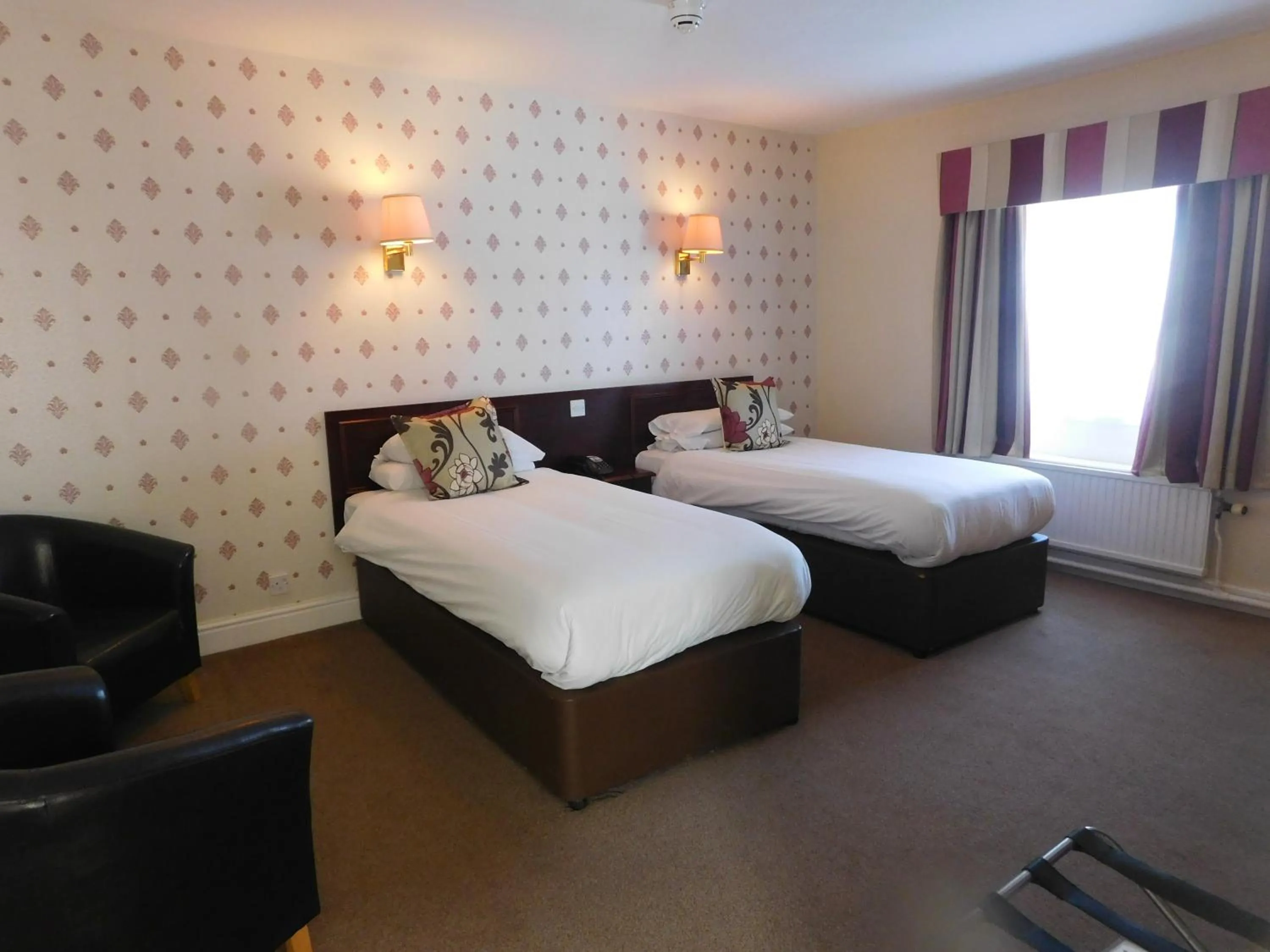 Photo of the whole room, Bed in Mariners Hotel