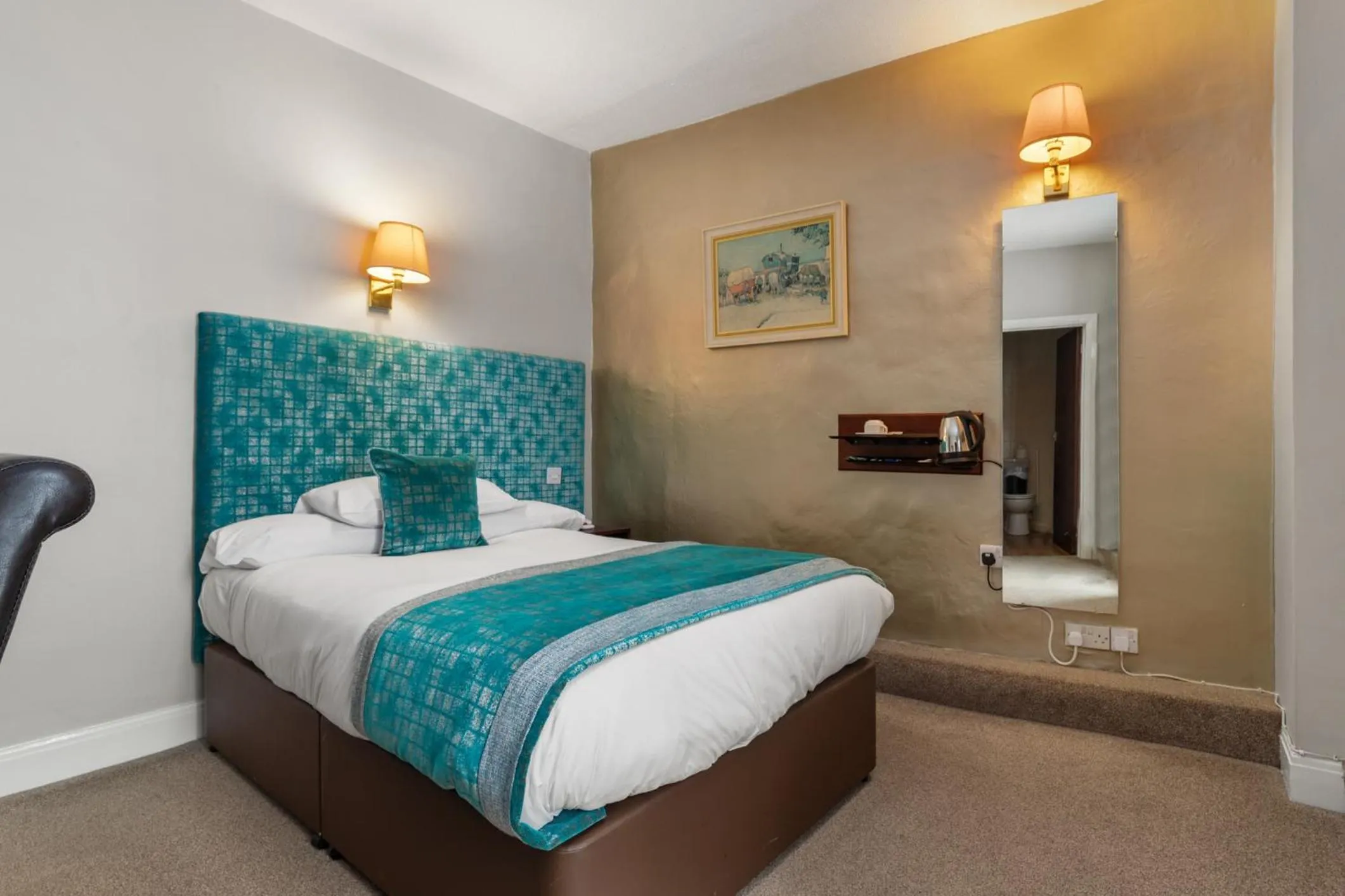 Bedroom, Bed in Mariners Hotel