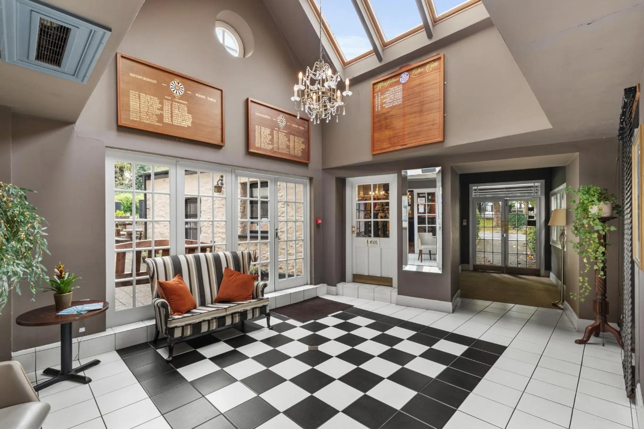 Seating area in Mariners Hotel