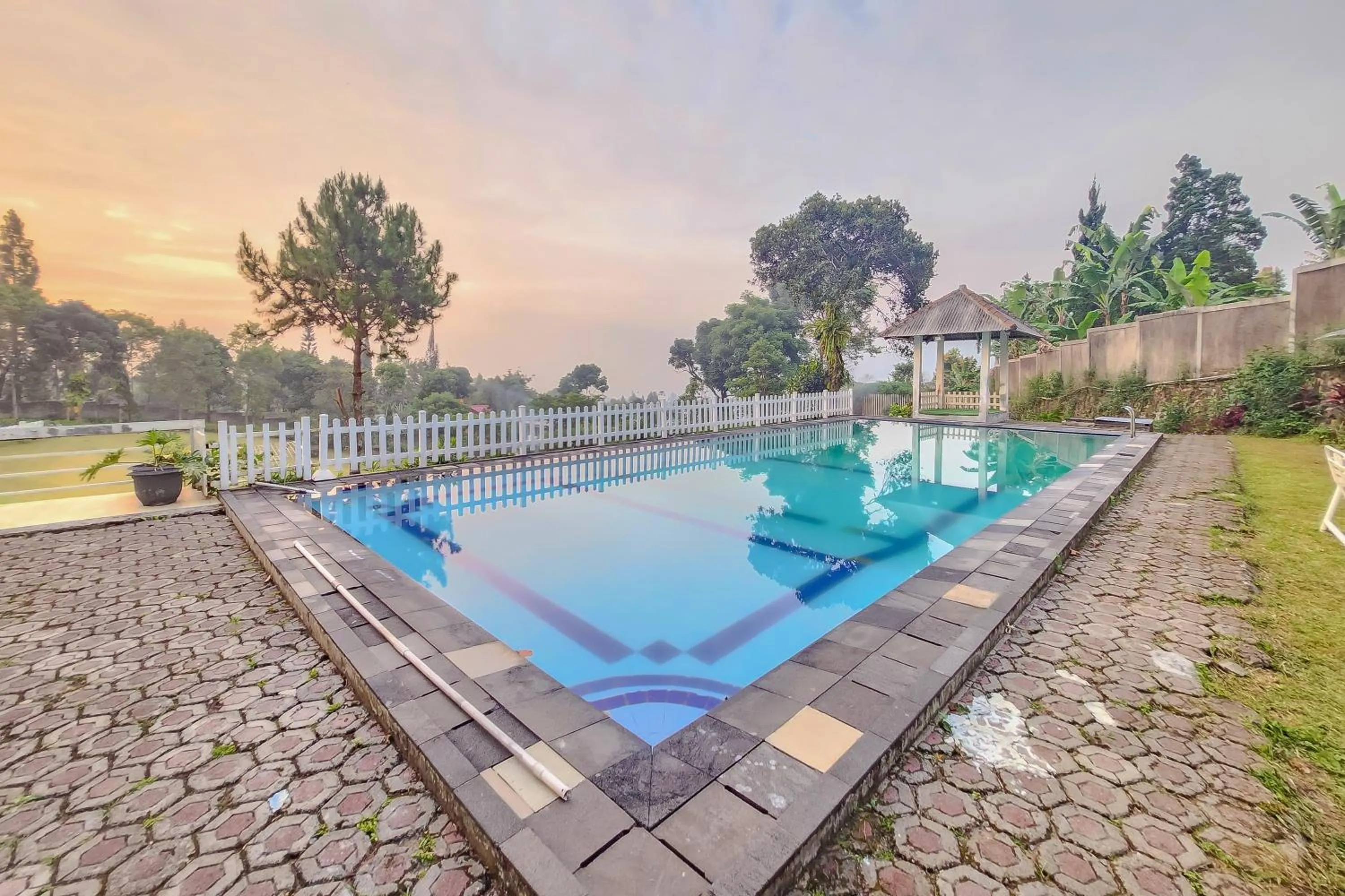 Swimming pool in Urbanview Hotel Star Residence Puncak