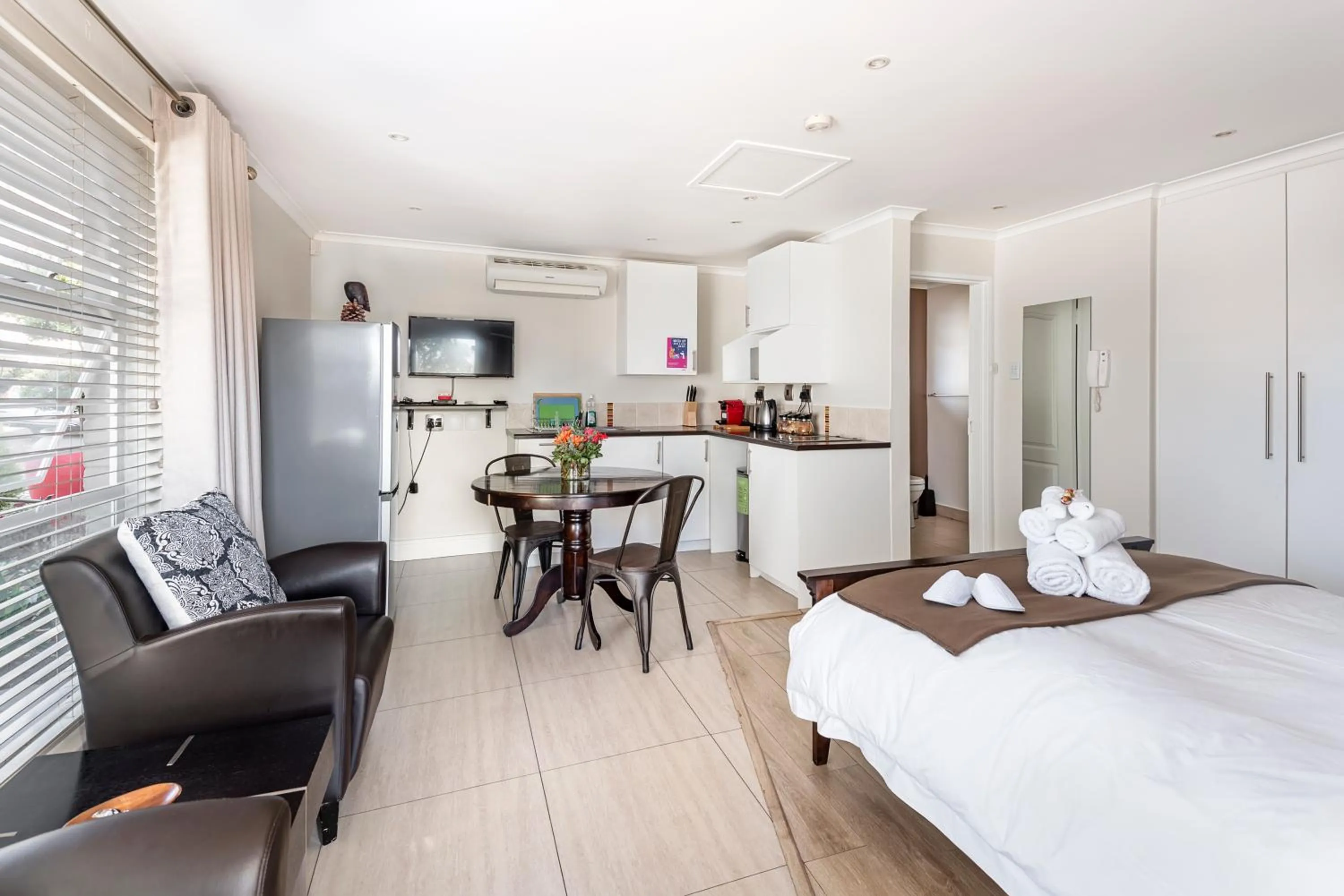 Kitchen or kitchenette, Bed in The Haystack On Homestead