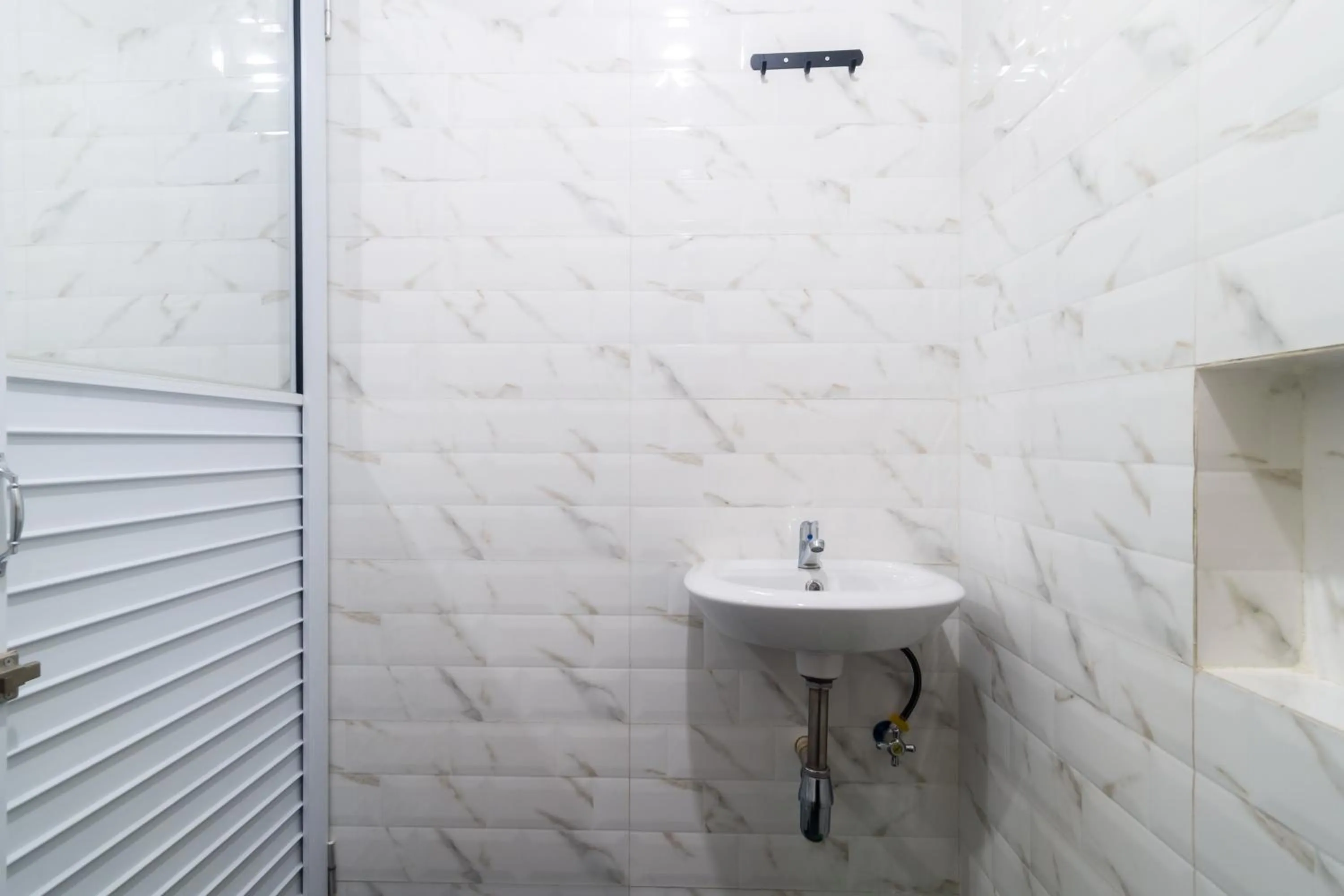 Bathroom in RedDoorz Plus at Sempurna Inn Medan