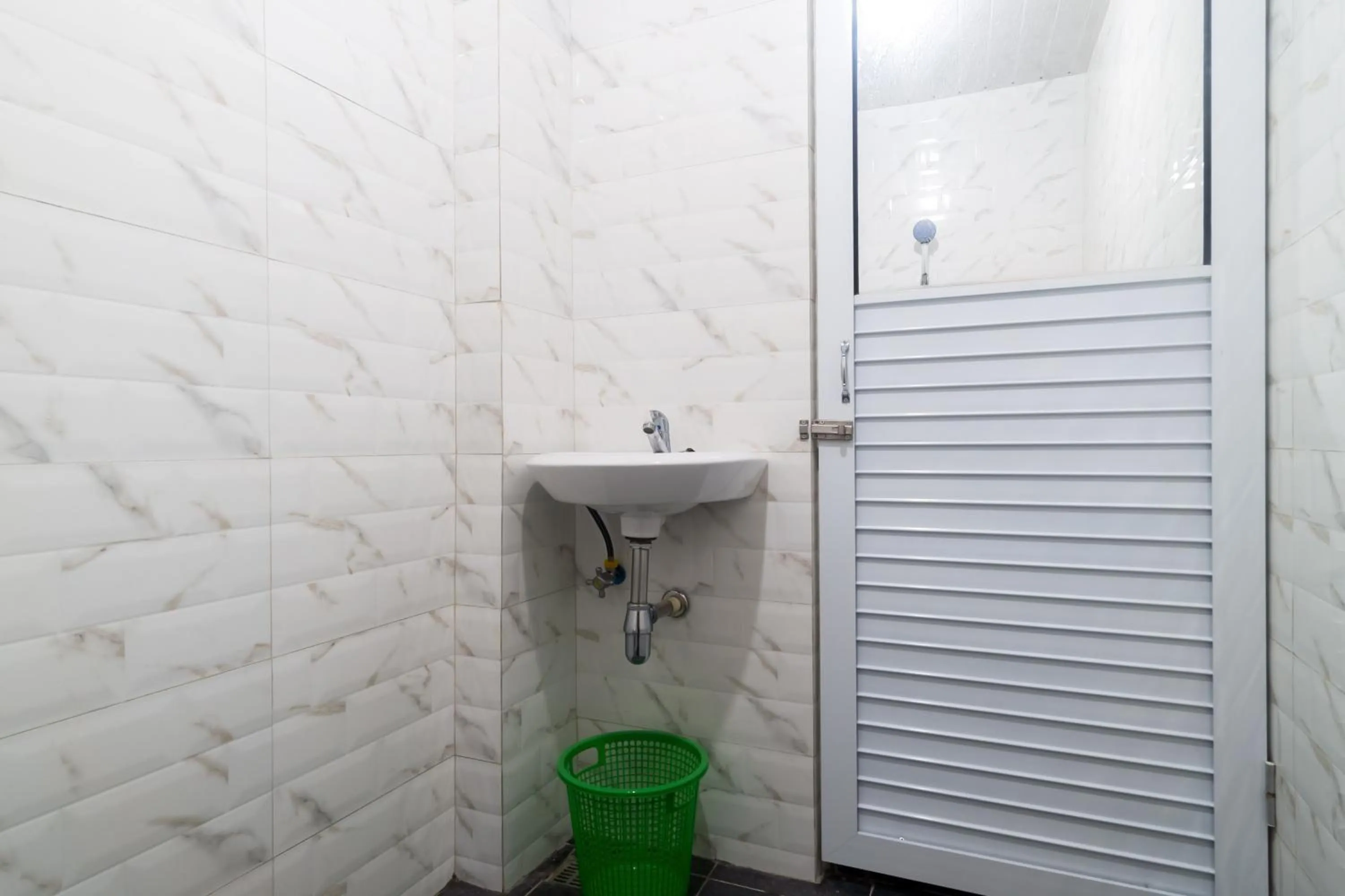 Bathroom in RedDoorz Plus at Sempurna Inn Medan