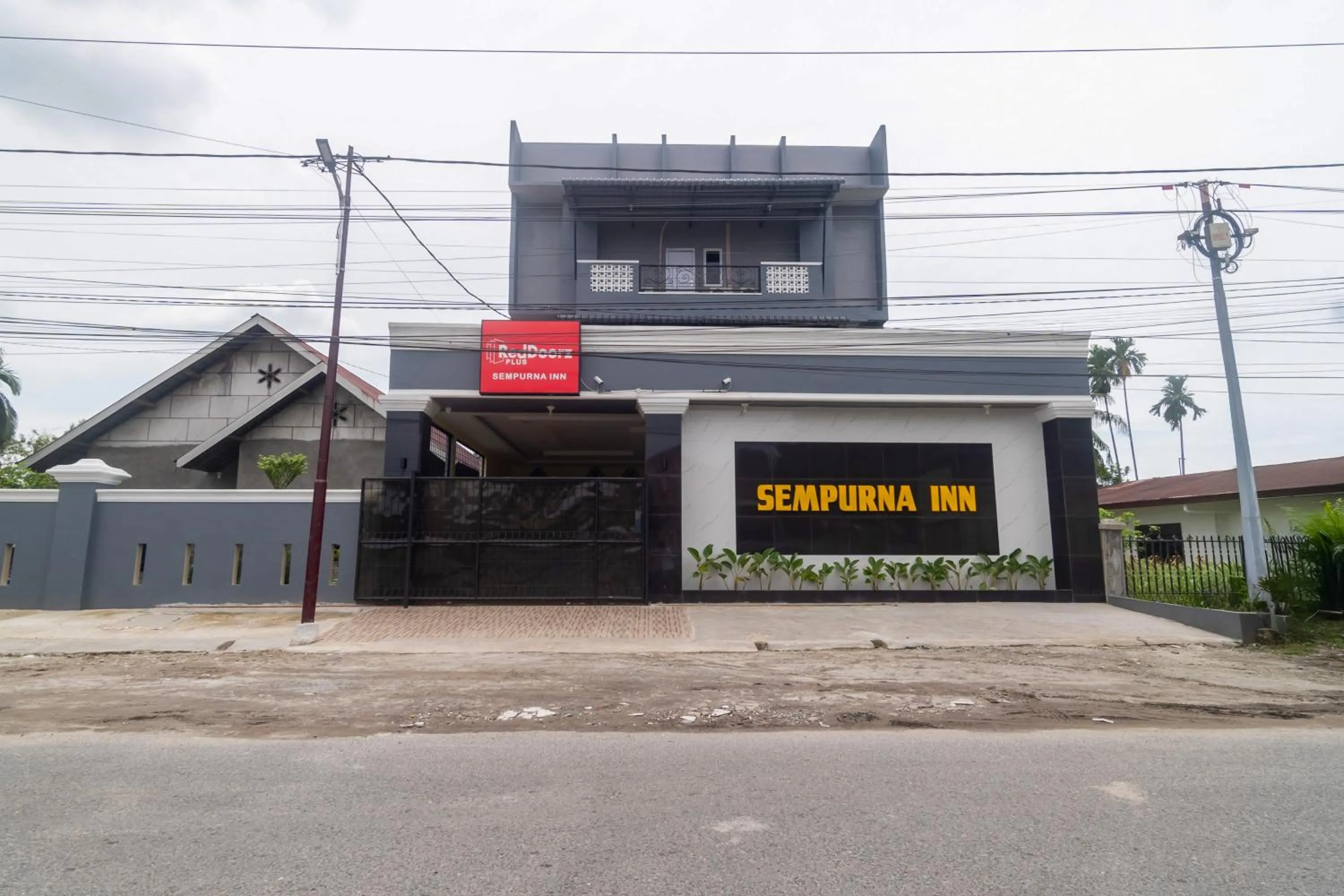 Facade/entrance in RedDoorz Plus at Sempurna Inn Medan