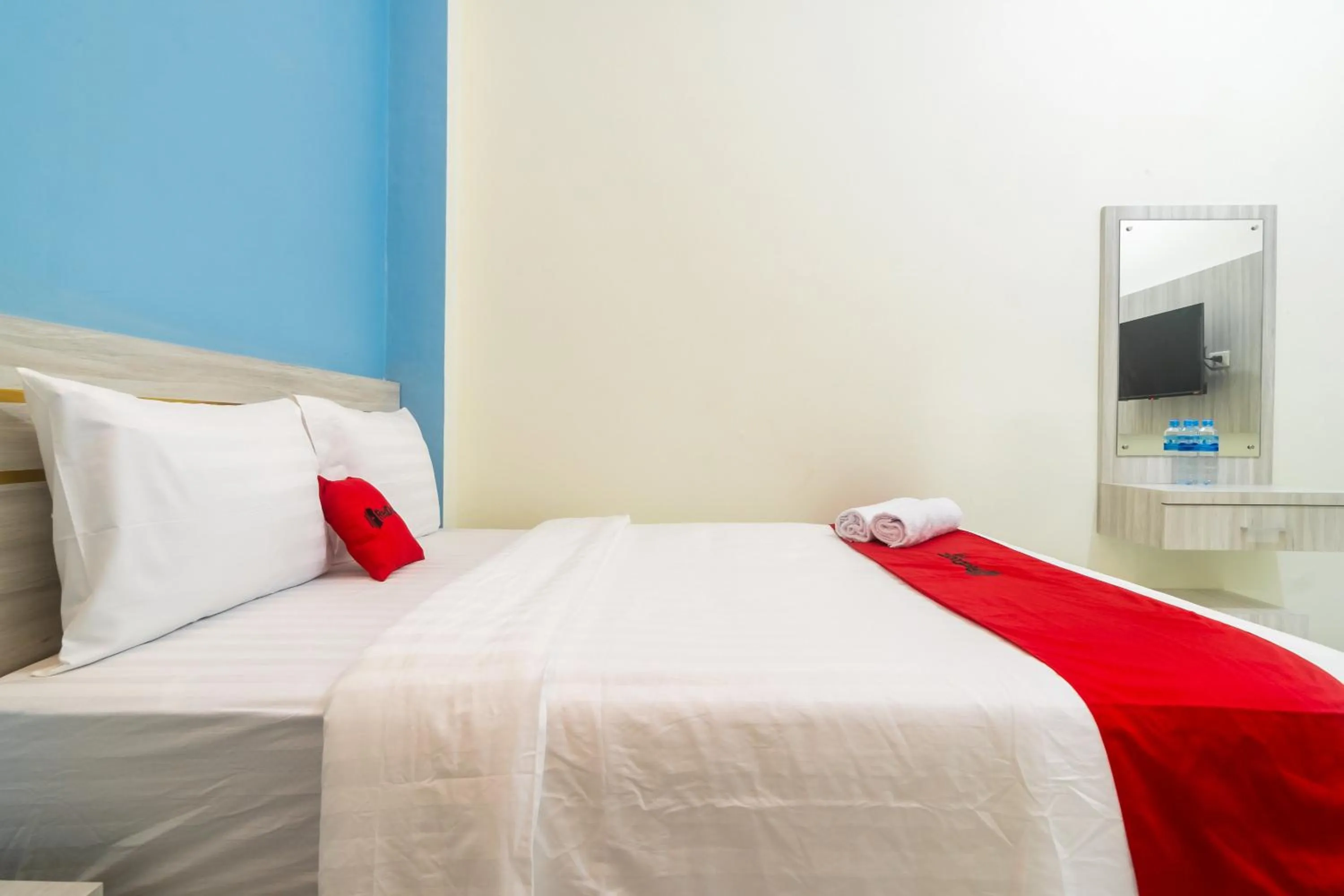 Bedroom, Bed in RedDoorz Plus at Sempurna Inn Medan