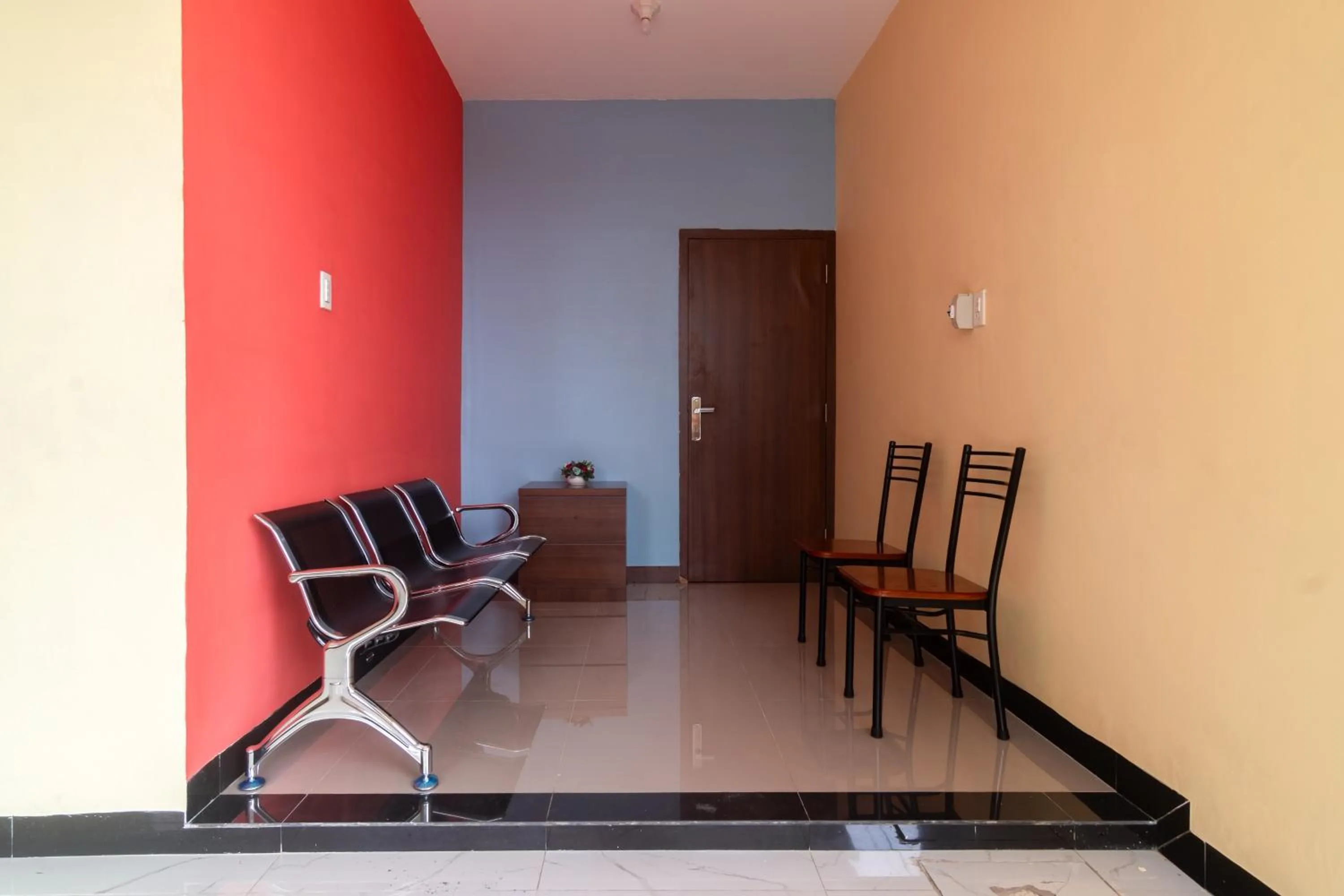 Seating area in RedDoorz Plus at Sempurna Inn Medan