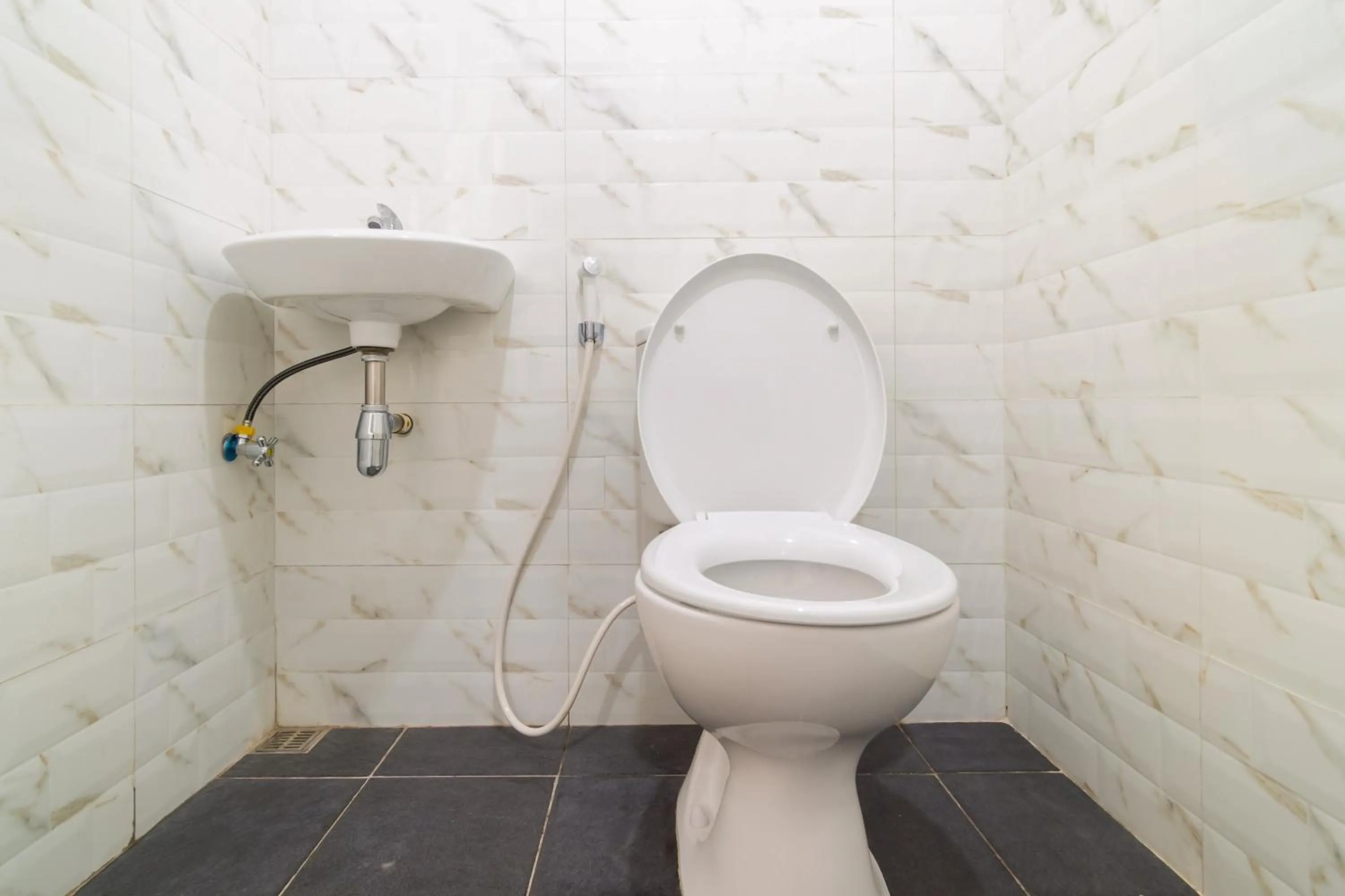 Bathroom in RedDoorz Plus at Sempurna Inn Medan