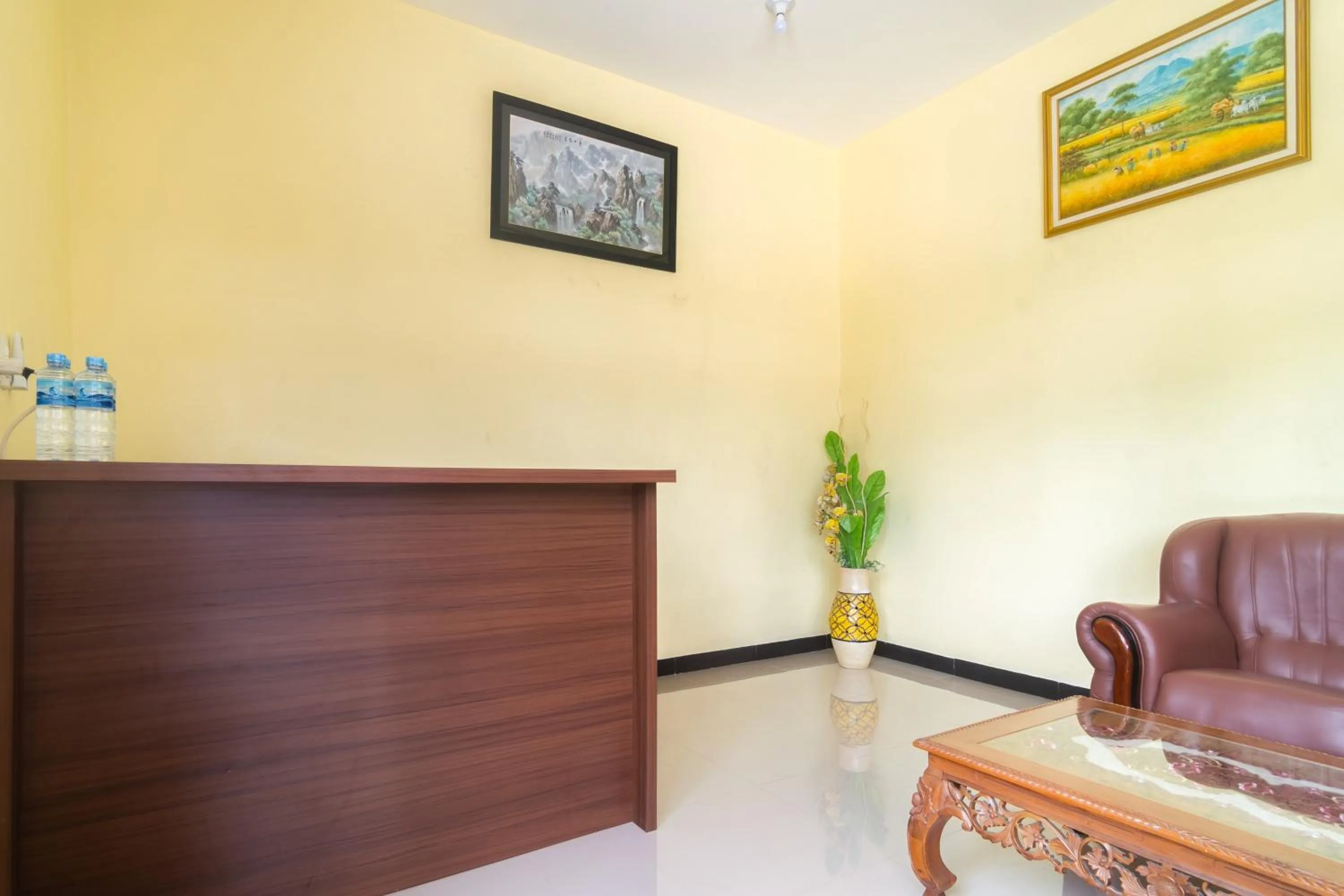 Lobby or reception in RedDoorz Plus at Sempurna Inn Medan