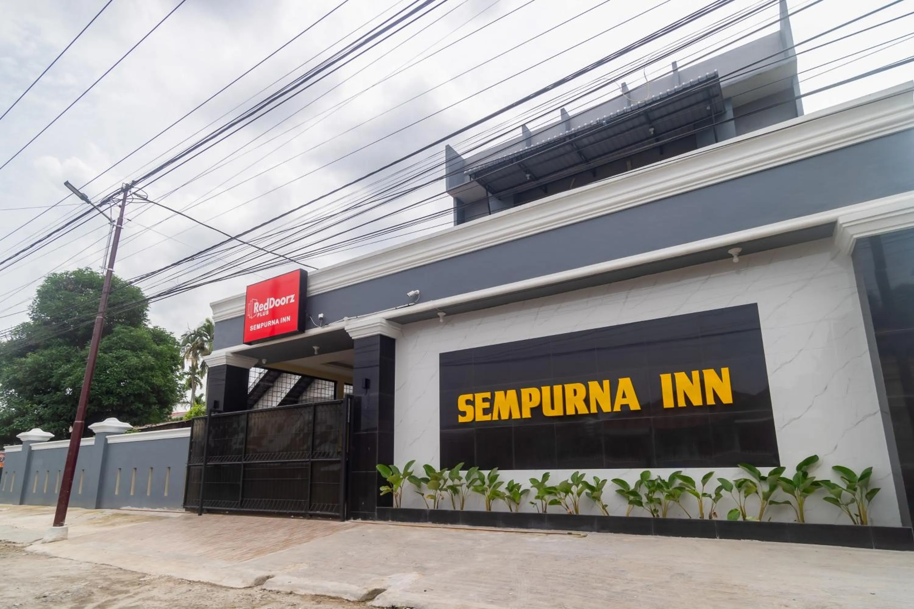 Facade/entrance in RedDoorz Plus at Sempurna Inn Medan