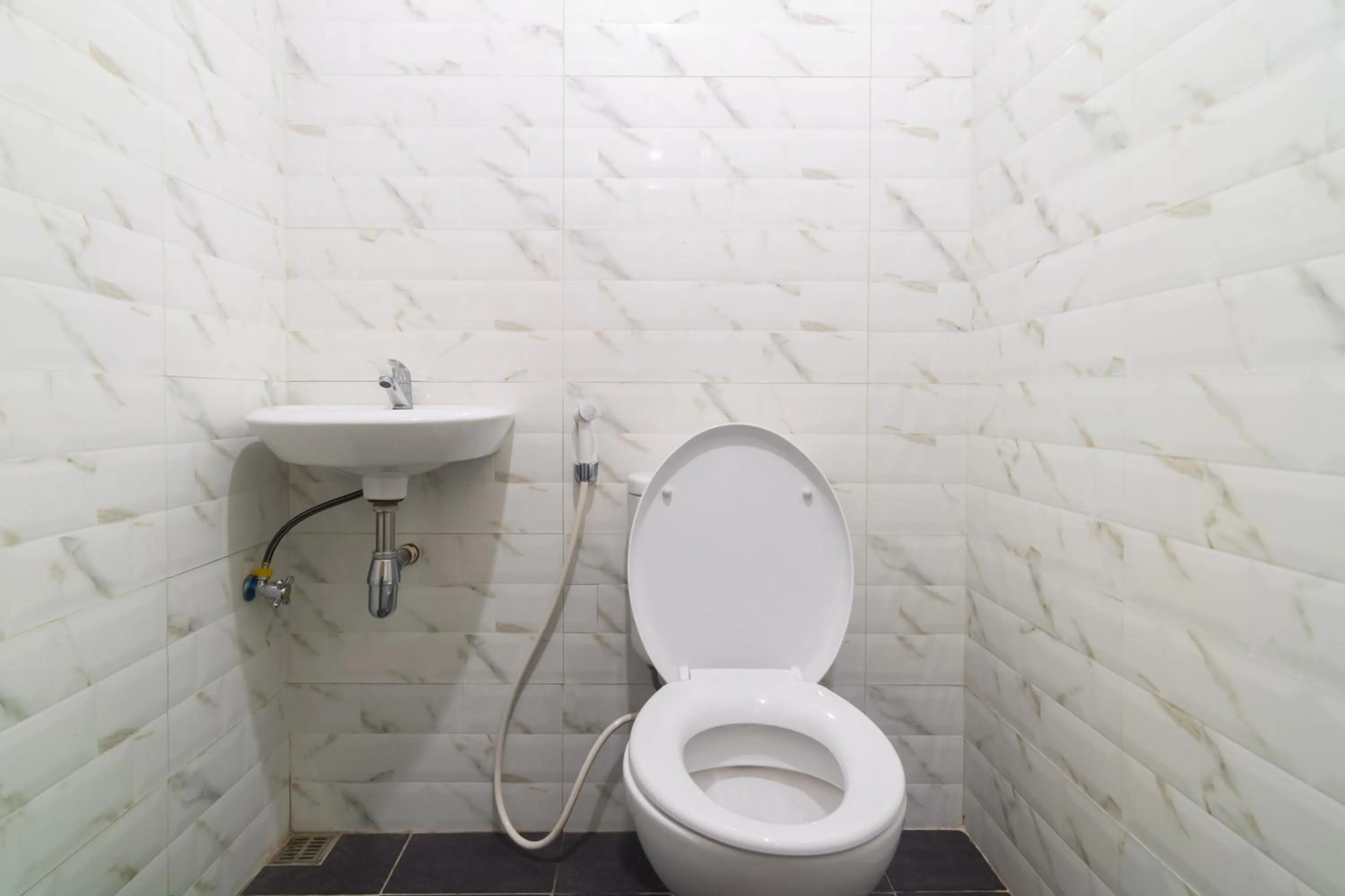 Bathroom in RedDoorz Plus at Sempurna Inn Medan