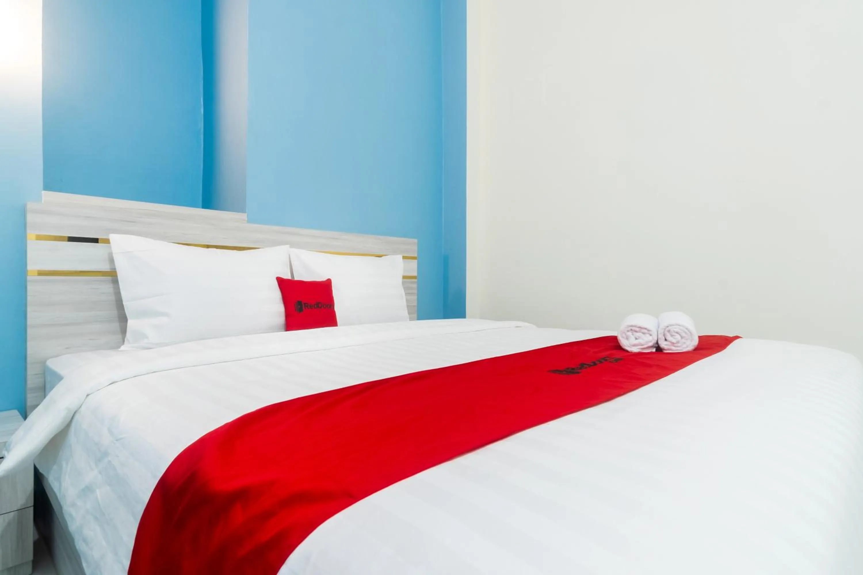 Bedroom, Bed in RedDoorz Plus at Sempurna Inn Medan