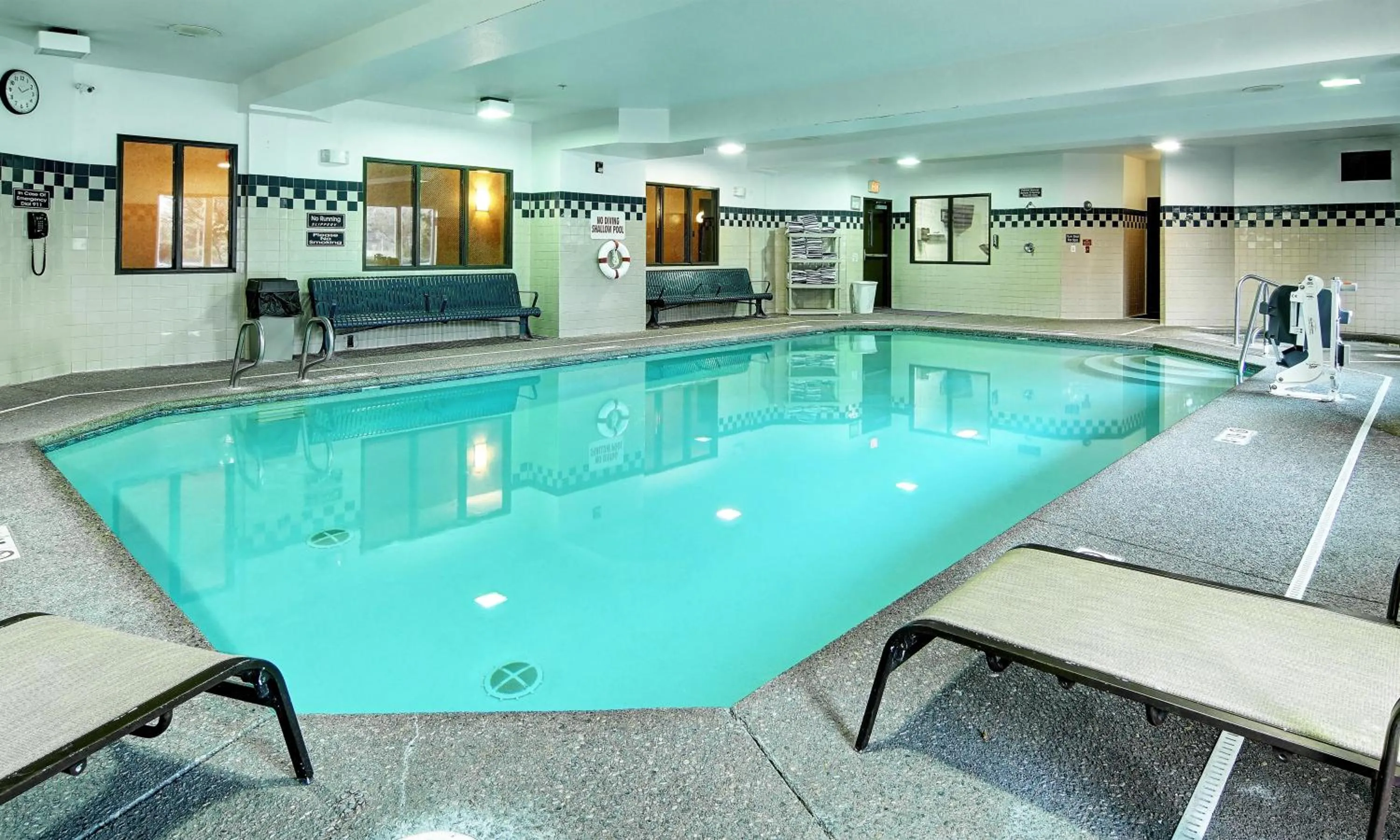 Swimming pool in Phoenix Inn Suites Albany