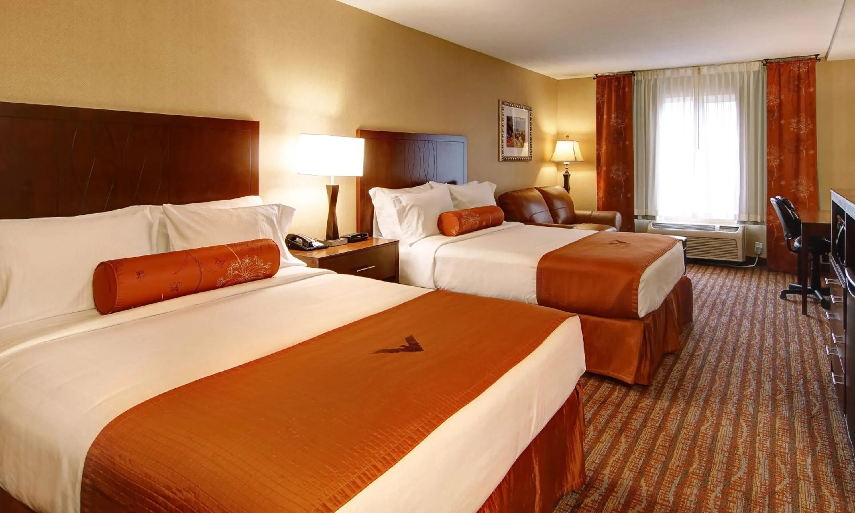 Seating area, Bed in Phoenix Inn Suites Albany